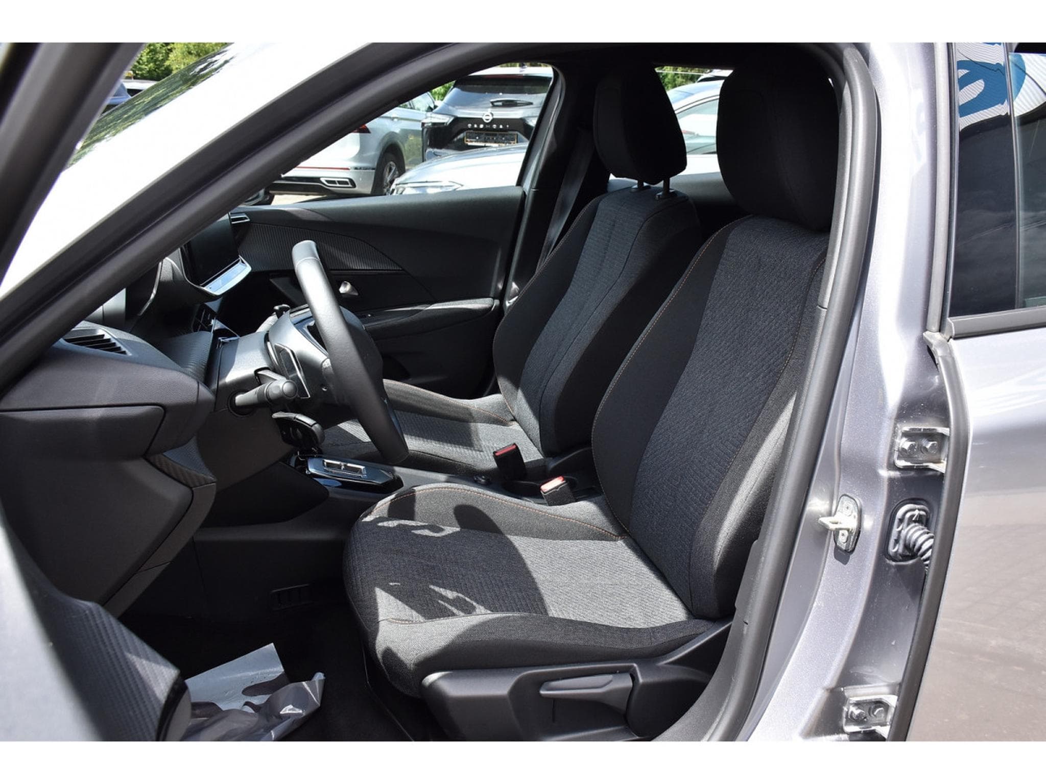 Peugeot 2008 1.2 Hybrid 145 e-DCS6 Style REGUL LANE PDC 1° MAIN (2025) - Photo 5