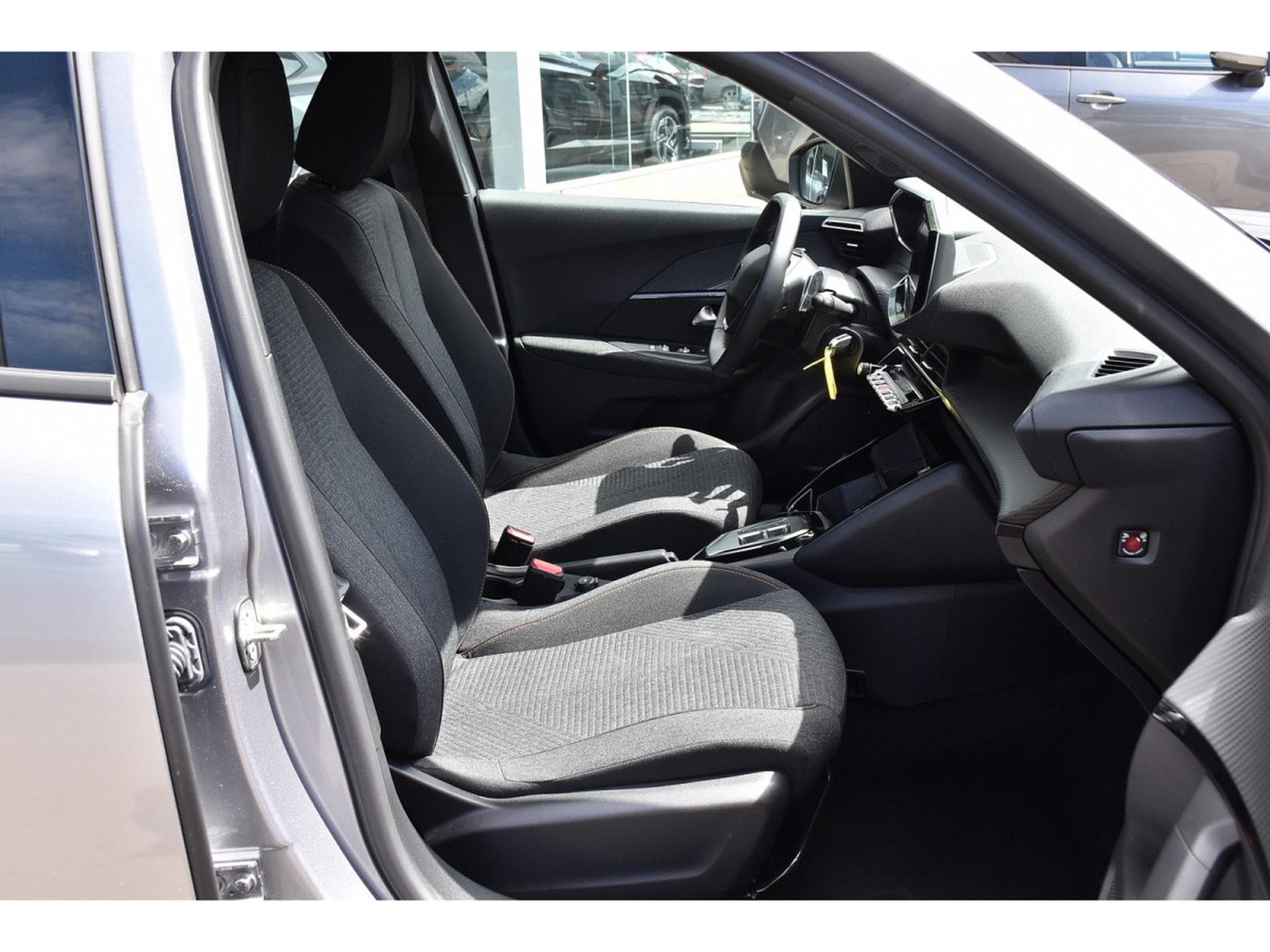 Peugeot 2008 1.2 Hybrid 145 e-DCS6 Style REGUL LANE PDC 1° MAIN (2025) - Photo 6