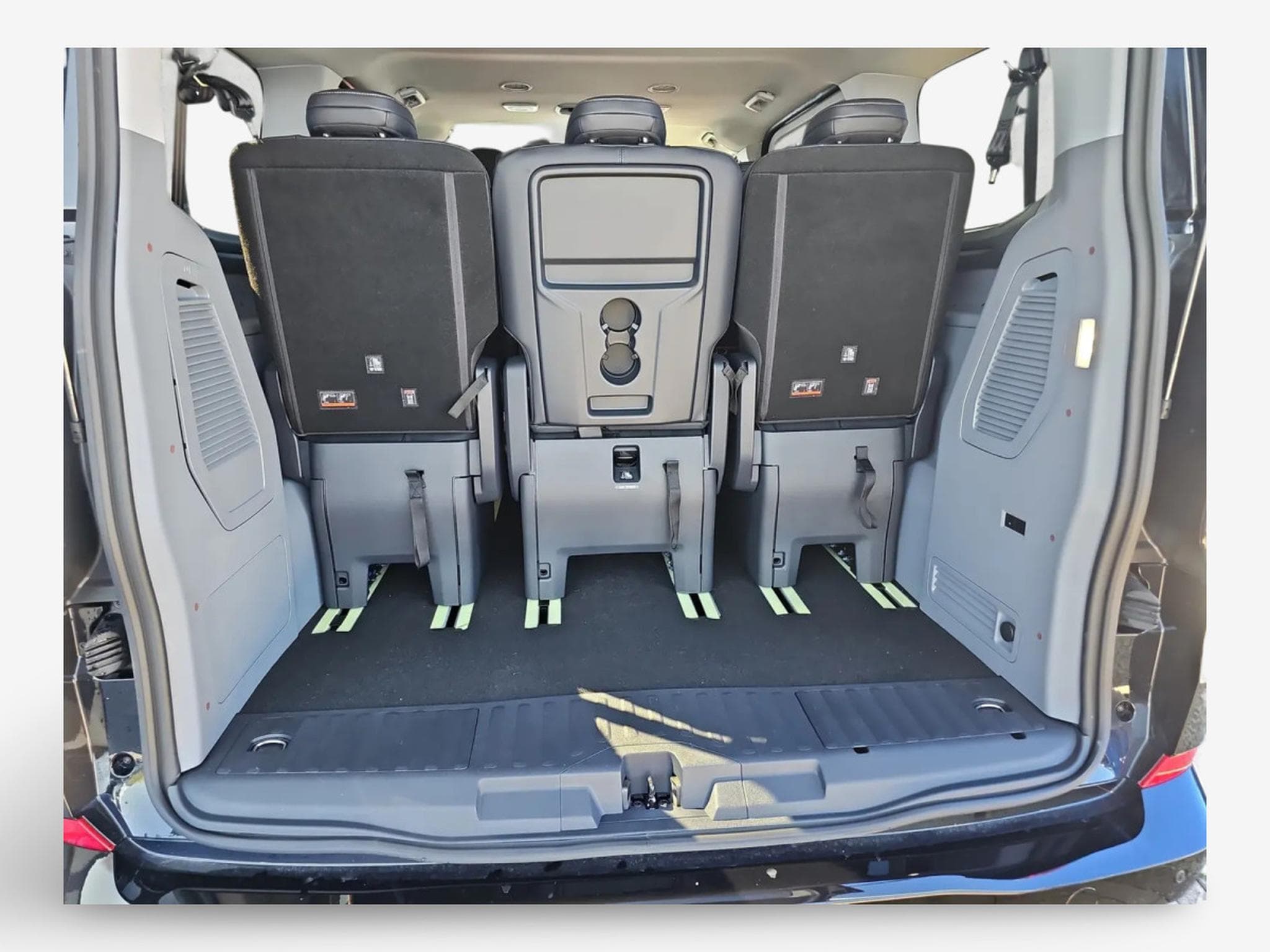 Ford Tourneo 2.5 PHEV 225 L1 Titanium X (2025) - Photo 11