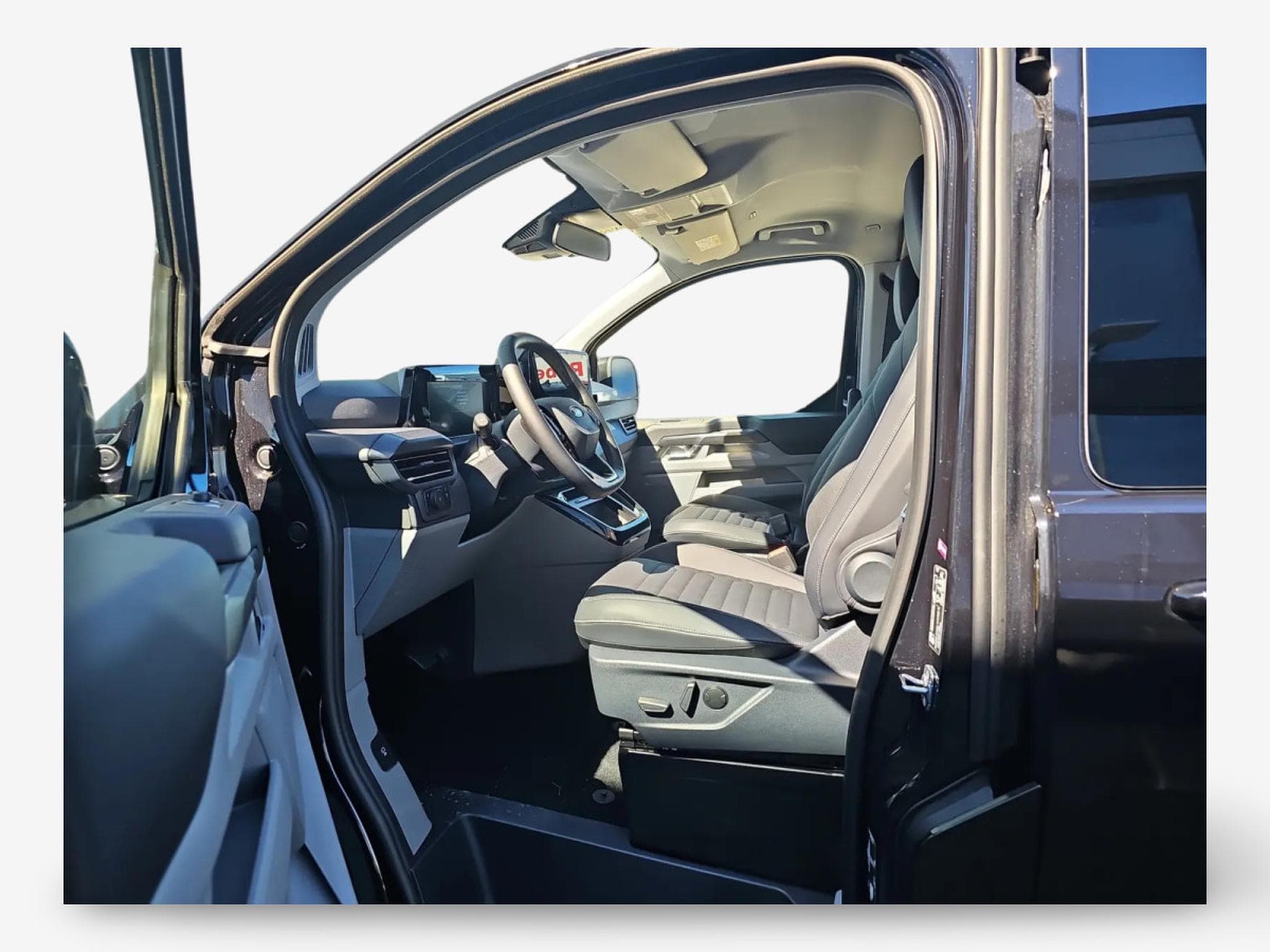 Ford Tourneo 2.5 PHEV 225 L1 Titanium X (2025) - Photo 9
