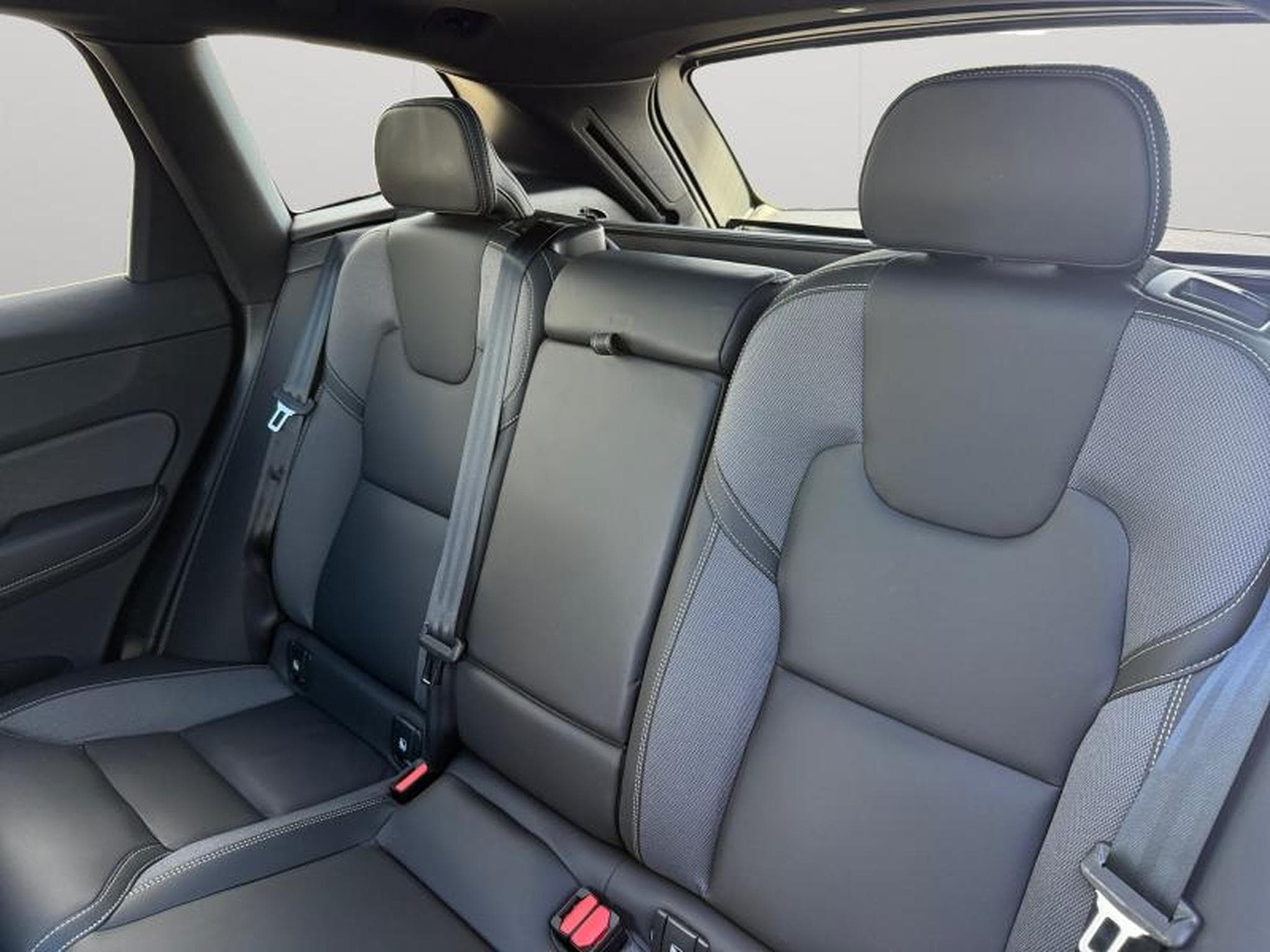 Volvo XC60 T6 Black Edition / Hybride (2024) - Foto 13