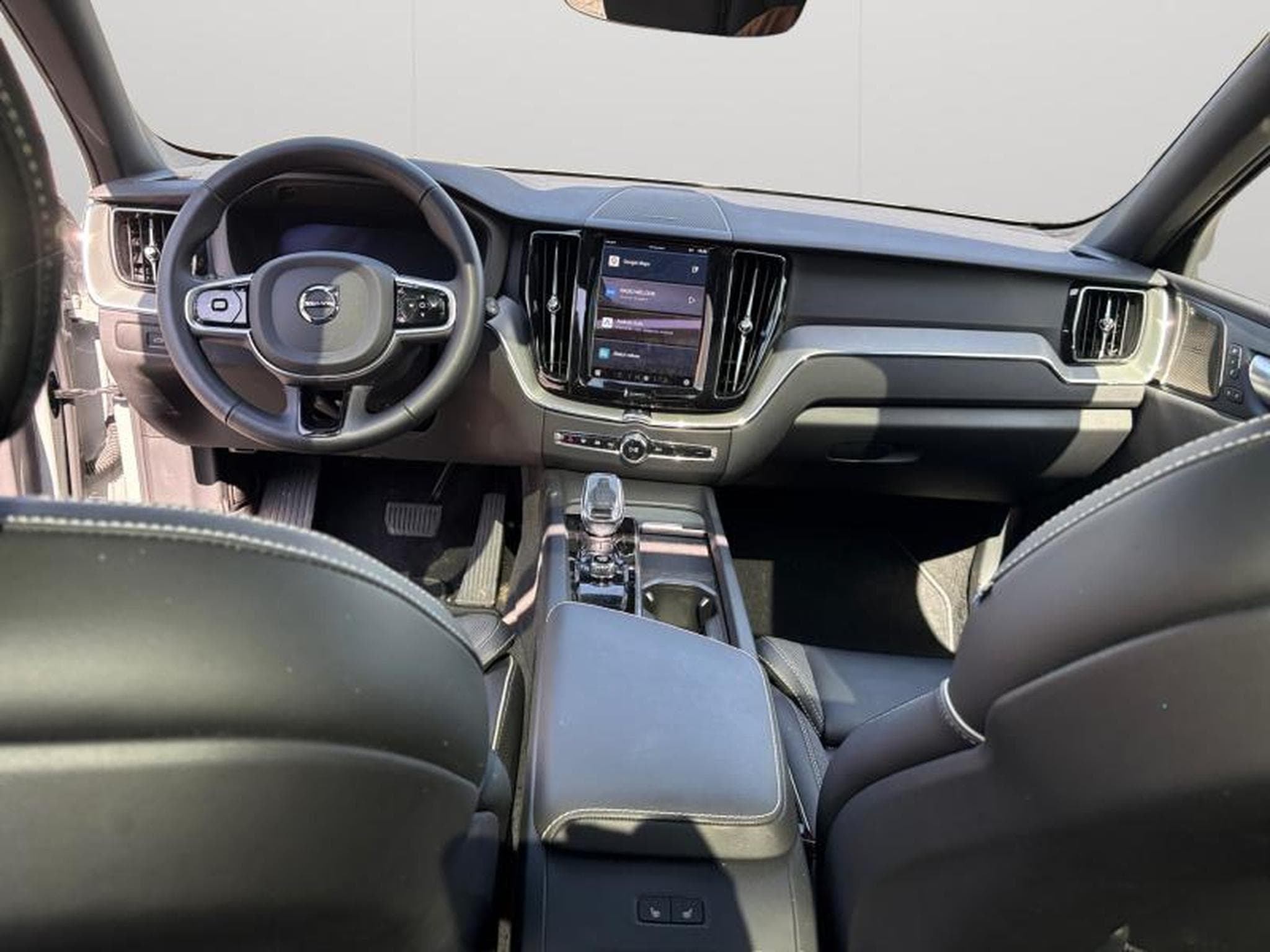 Volvo XC60 T6 Plus Dark / Hybride KIT HIVER INCLUS (2025) - Foto 11