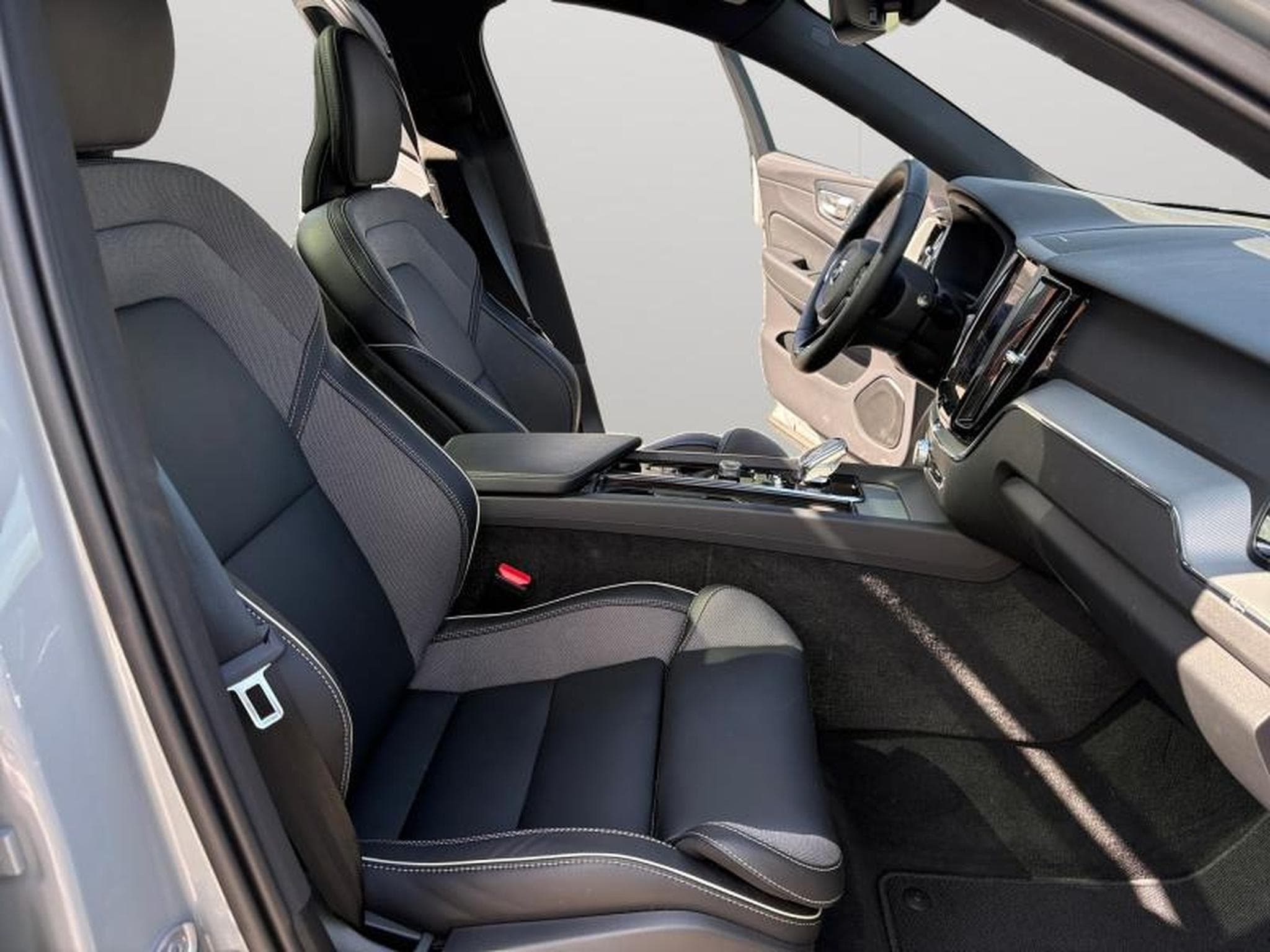 Volvo XC60 T6 Plus Dark / Hybride KIT HIVER INCLUS (2025) - Foto 15