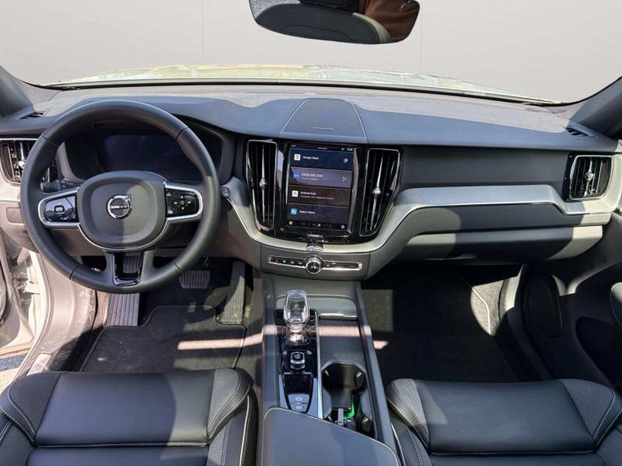 Volvo XC60 T6 Plus Dark / Hybride KIT HIVER INCLUS (2025) - Foto 3