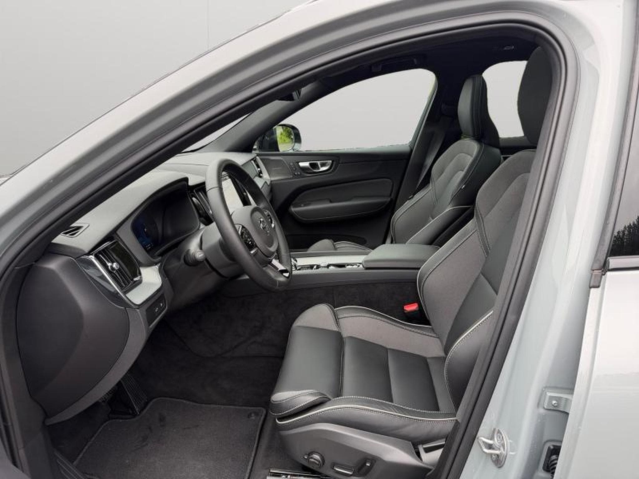Volvo XC60 T6 Plus Dark / Hybride KIT HIVER INCLUS (2025) - Foto 10