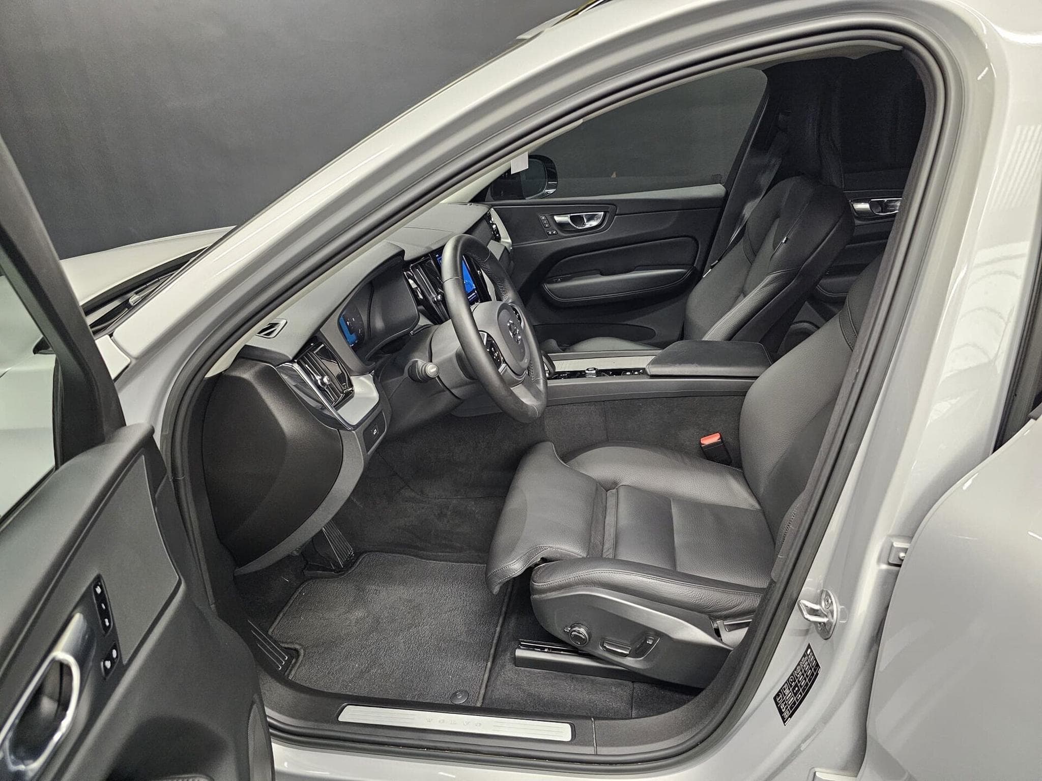 Volvo XC60 MOMENTUM 197 CV (2023) - Photo 15