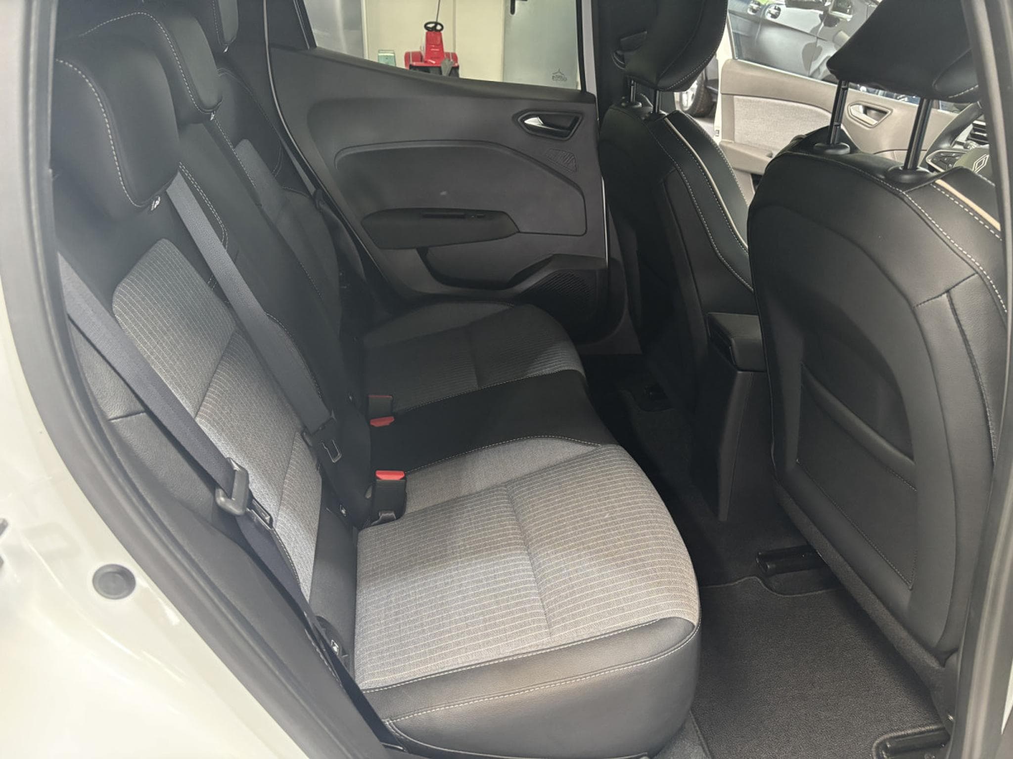 Renault Clio 1.6 Techno E-Tech Hybrid (2024) - Photo 13