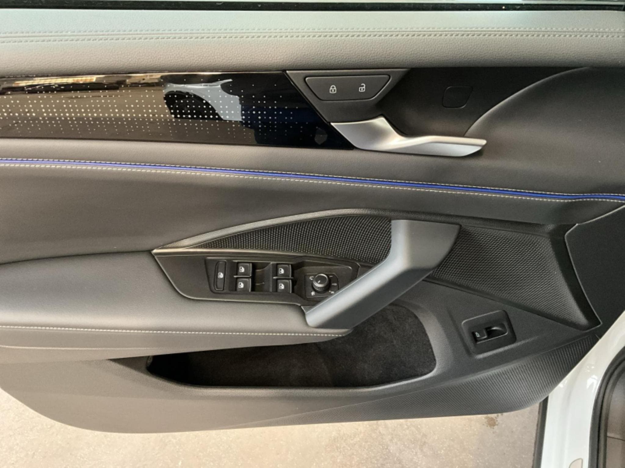 VW Tiguan R-Line+DSG+4Motion+AHK+P.Info+P.Design+MatrixHD (2025) - Foto 10