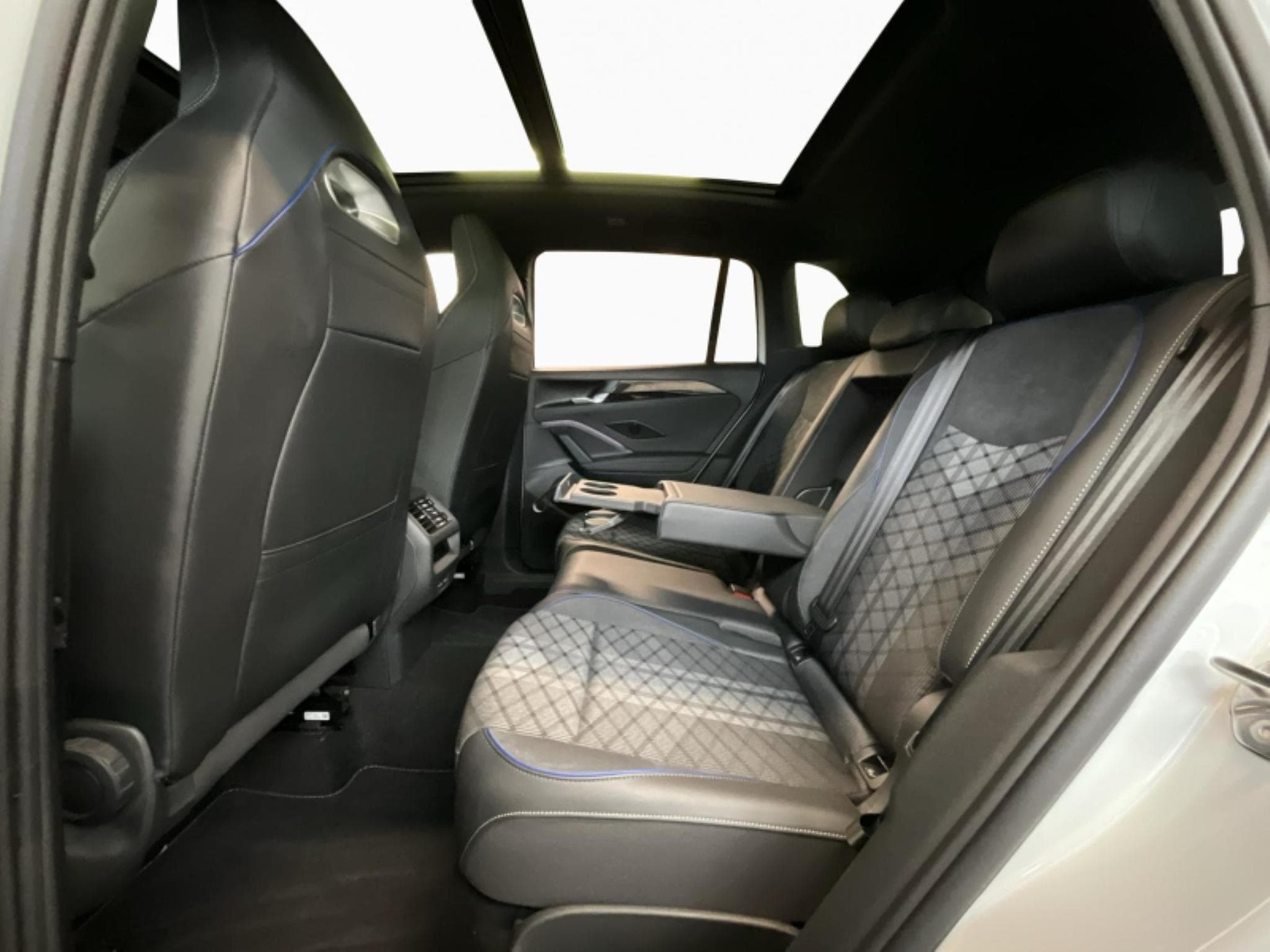 VW Tiguan R-Line+DSG+4Motion+AHK+P.Info+P.Design+MatrixHD (2025) - Foto 19