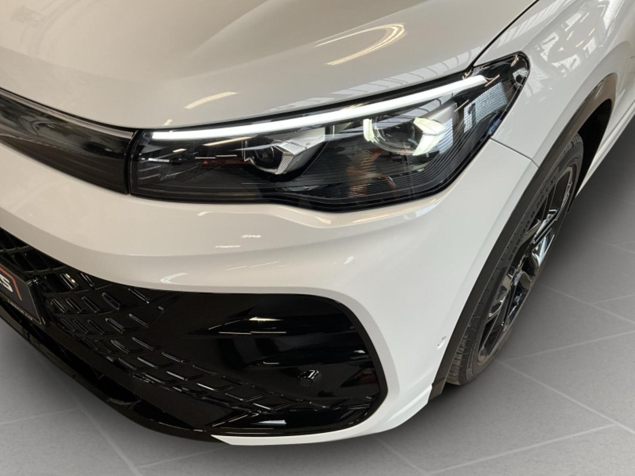 VW Tiguan R-Line+DSG+4Motion+AHK+P.Info+P.Design+MatrixHD (2025) - Foto 9