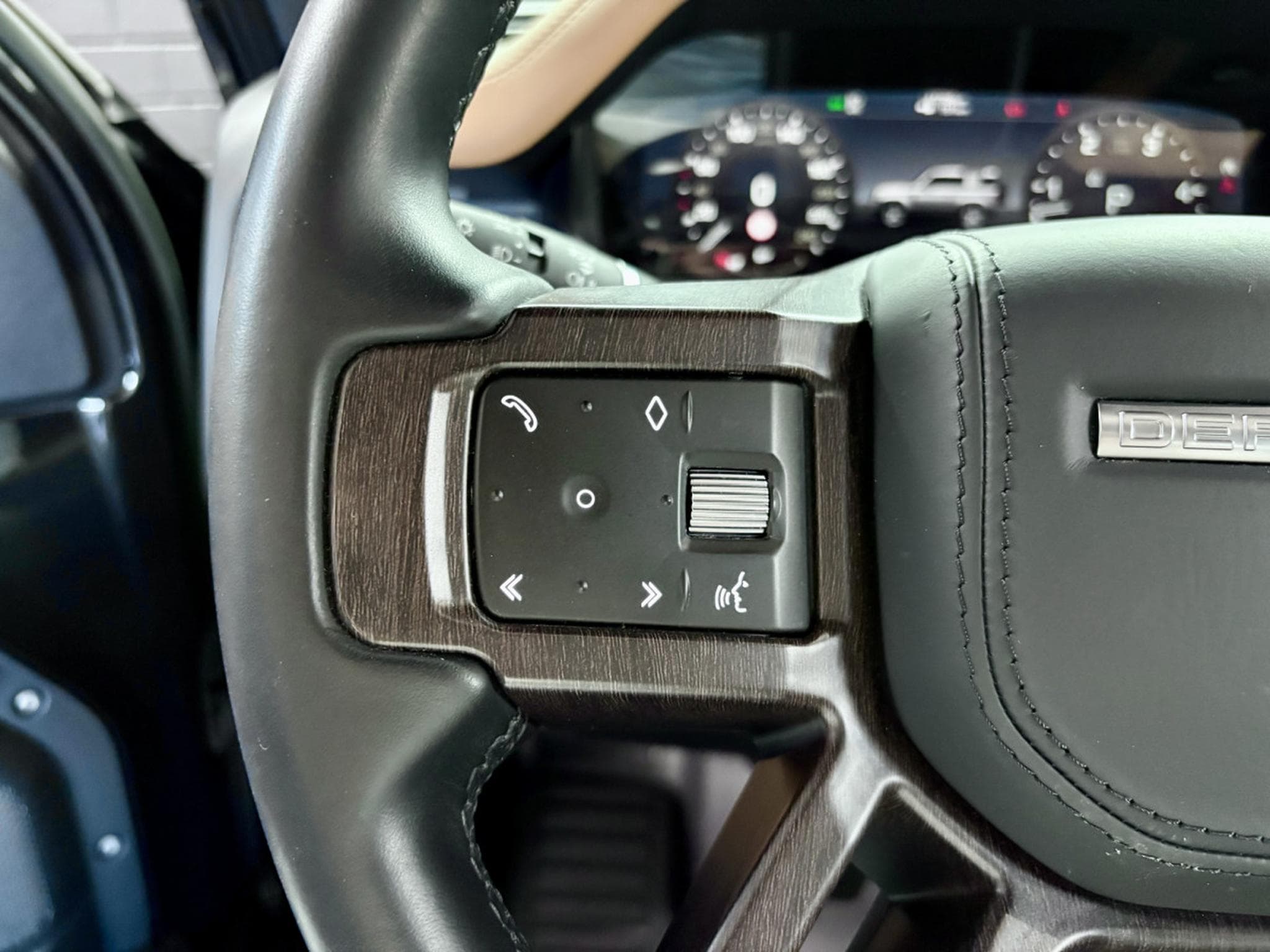 Land-Rover Defender 90 D300 X-Dynamic HSE (2023) - Photo 12