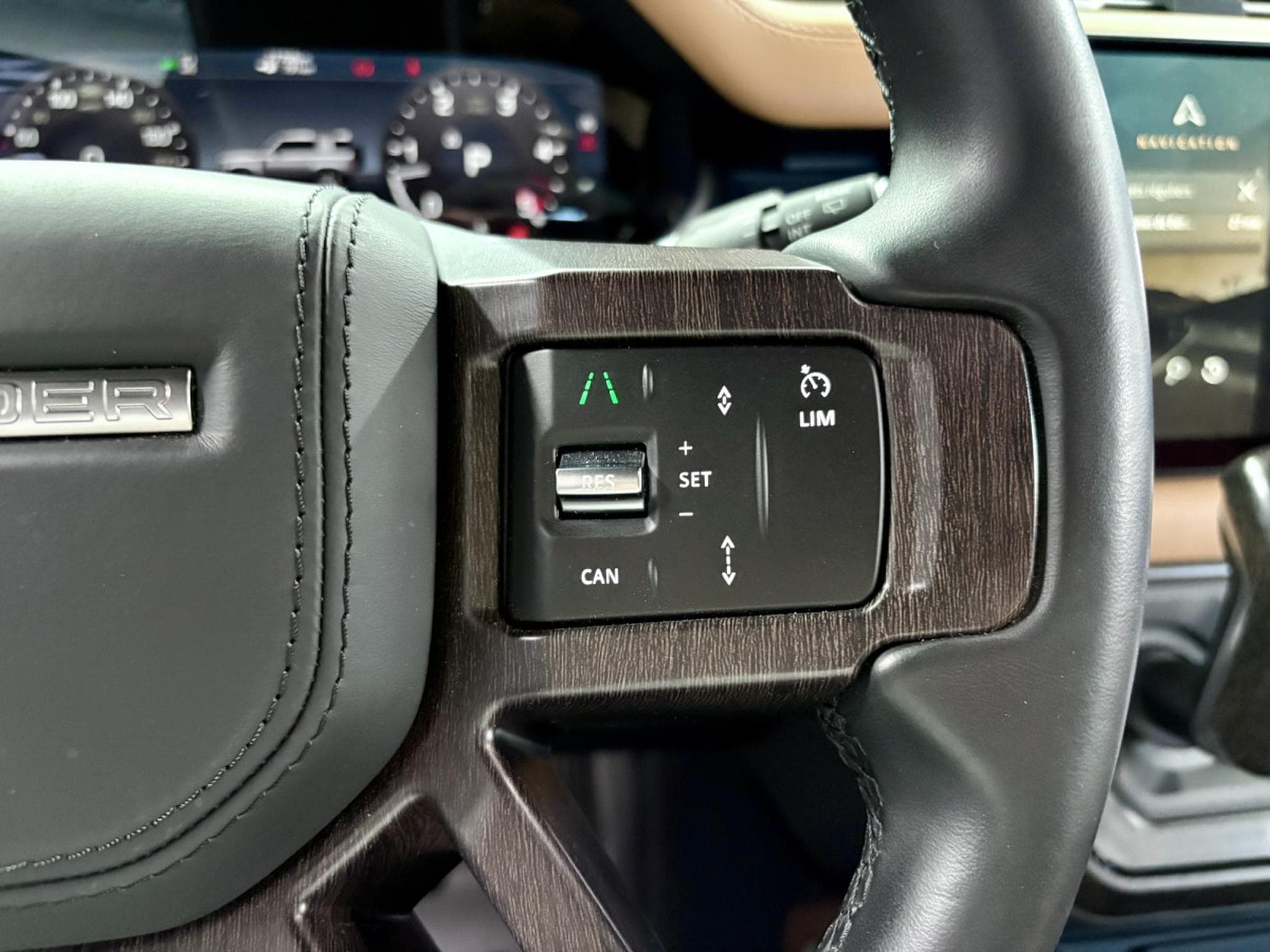 Land-Rover Defender 90 D300 X-Dynamic HSE (2023) - Photo 13
