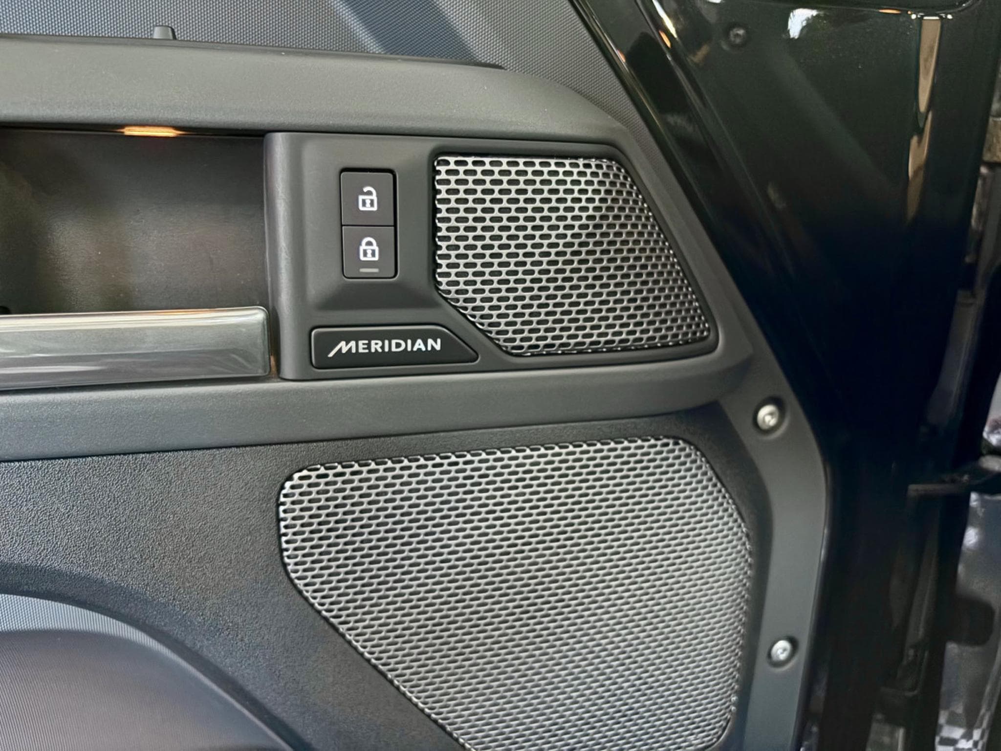 Land-Rover Defender 90 D300 X-Dynamic HSE (2023) - Photo 15