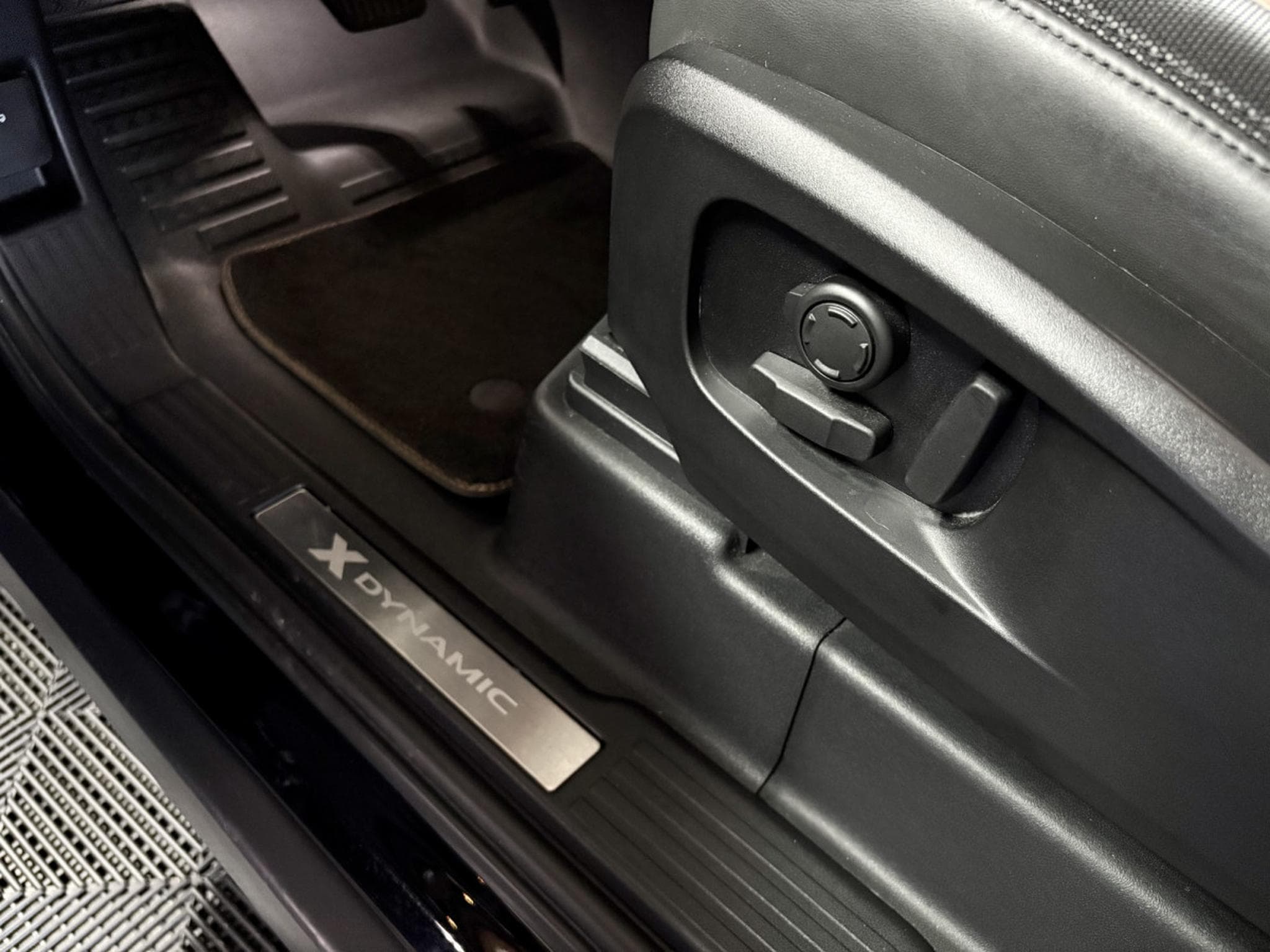 Land-Rover Defender 90 D300 X-Dynamic HSE (2023) - Photo 16