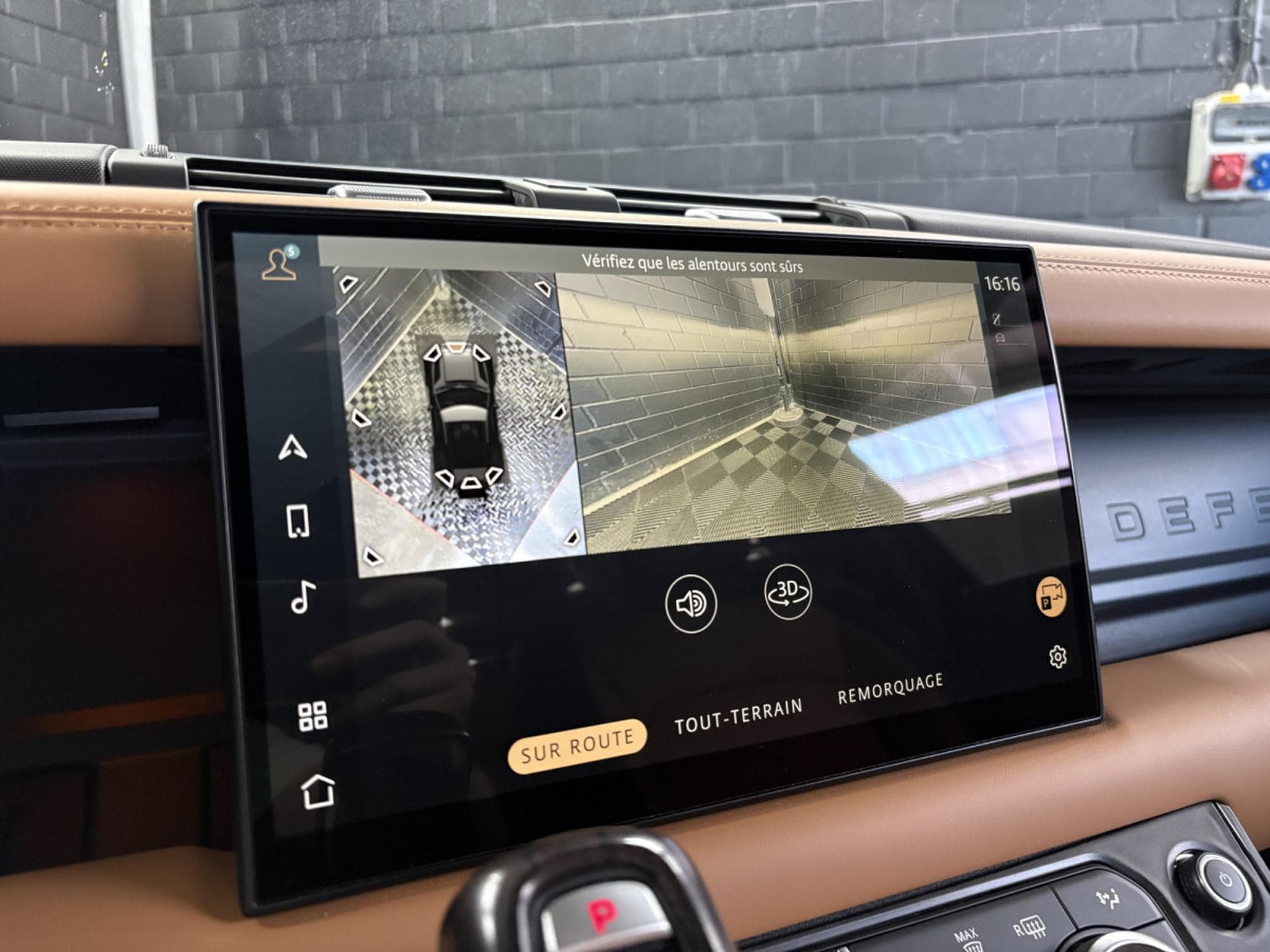Land-Rover Defender 90 D300 X-Dynamic HSE (2023) - Photo 18