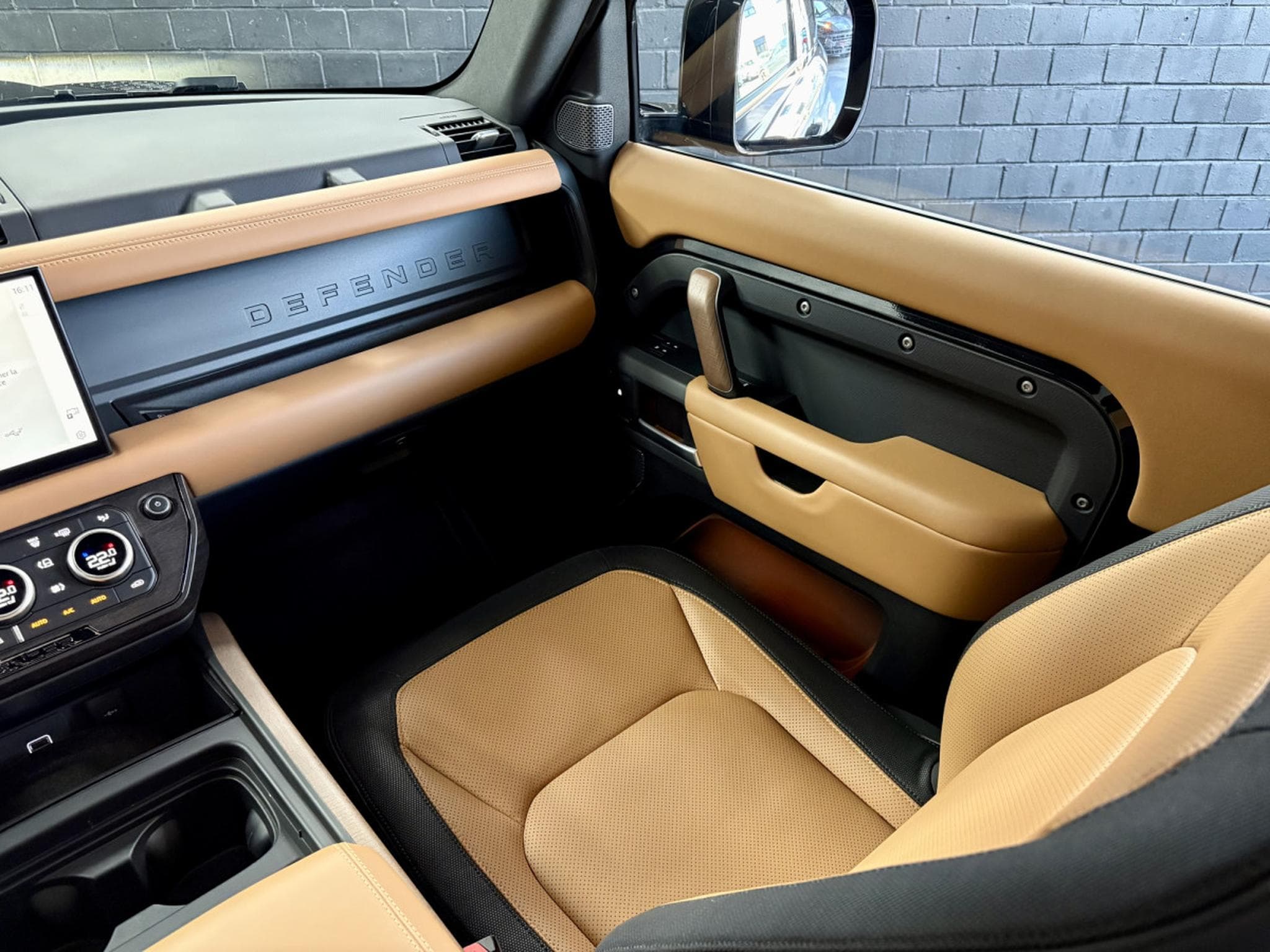 Land-Rover Defender 90 D300 X-Dynamic HSE (2023) - Photo 24