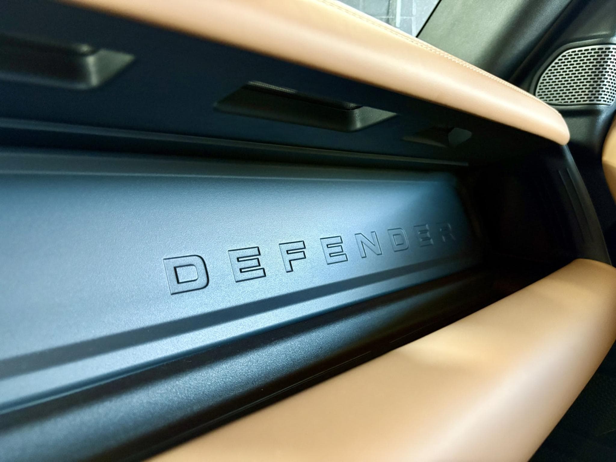 Land-Rover Defender 90 D300 X-Dynamic HSE (2023) - Photo 25