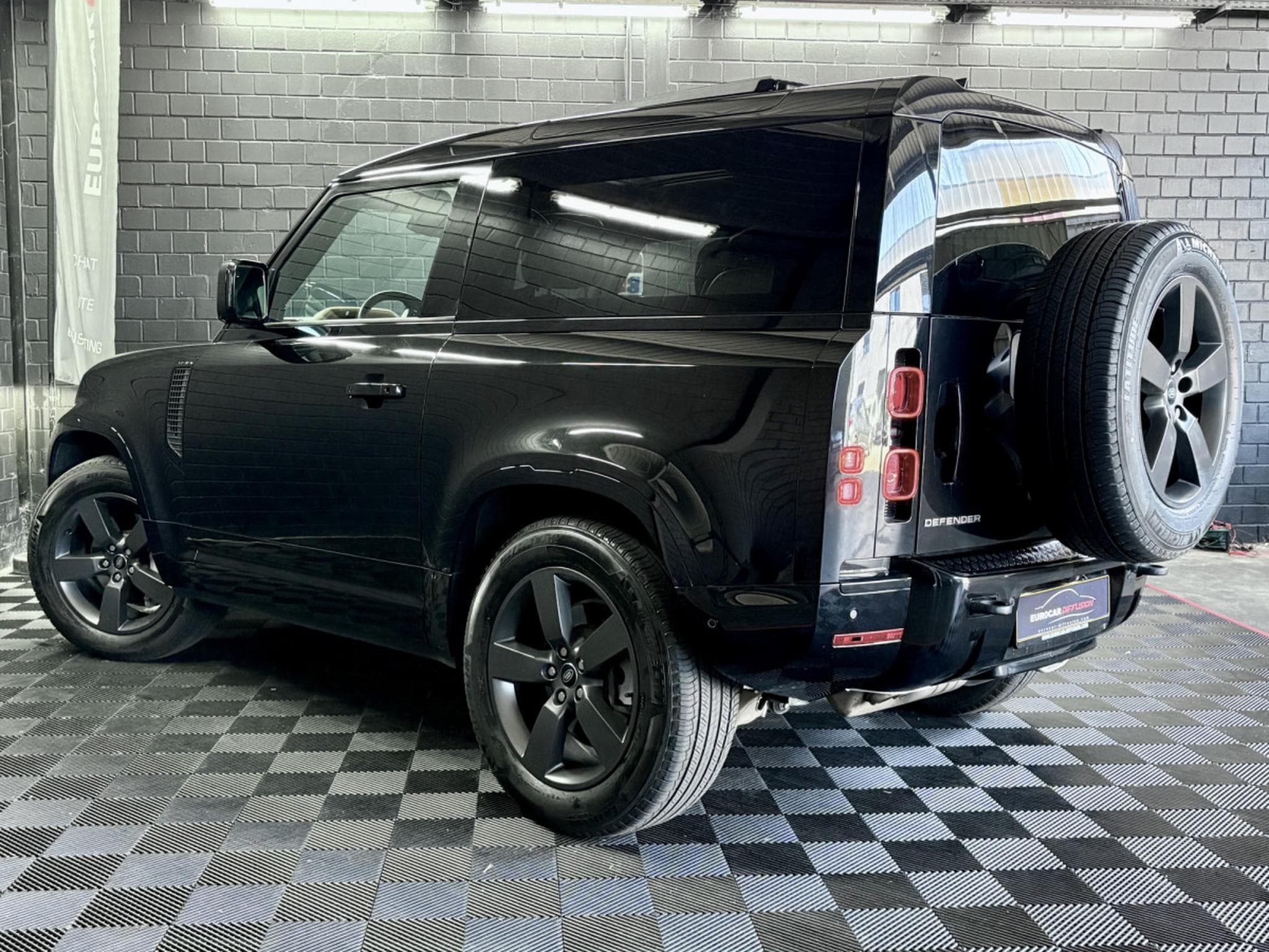 Land-Rover Defender 90 D300 X-Dynamic HSE (2023) - Photo 4