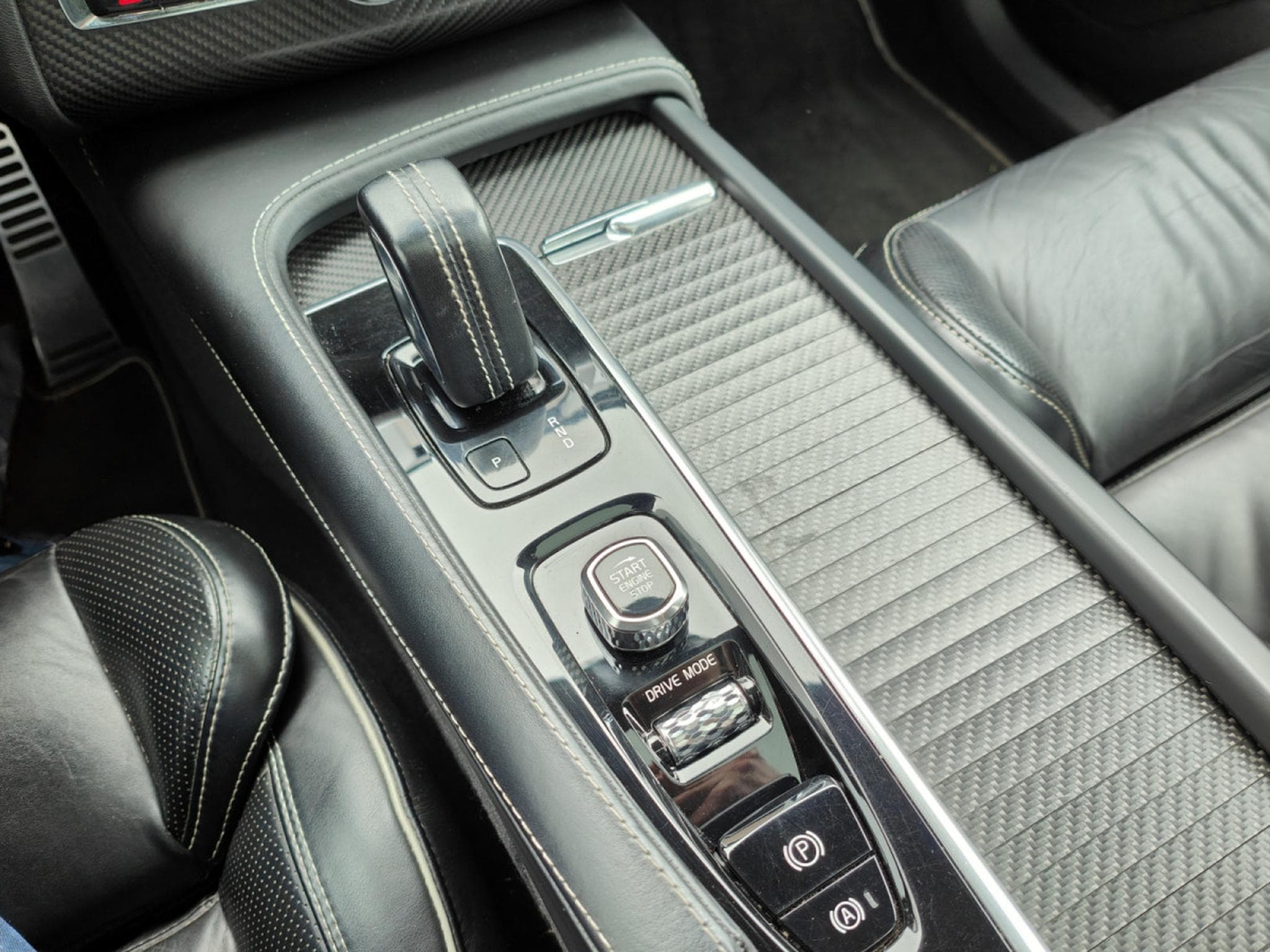 Volvo XC90 B5 AWD R-DESIGN 7 PLACES TOIT OUVRANT CARPLAY CAMERA (2019) - Foto 16
