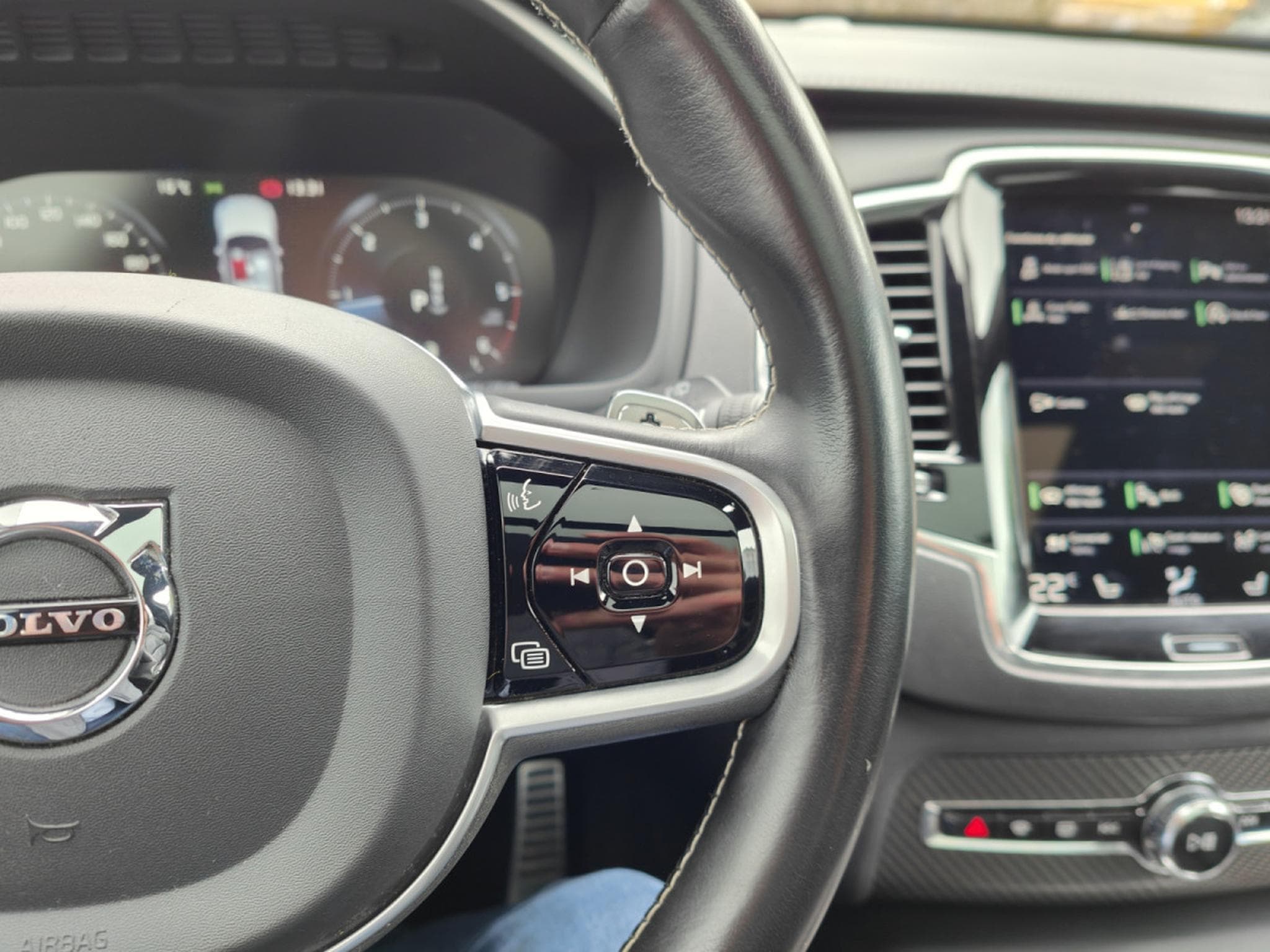 Volvo XC90 B5 AWD R-DESIGN 7 PLACES TOIT OUVRANT CARPLAY CAMERA (2019) - Foto 20
