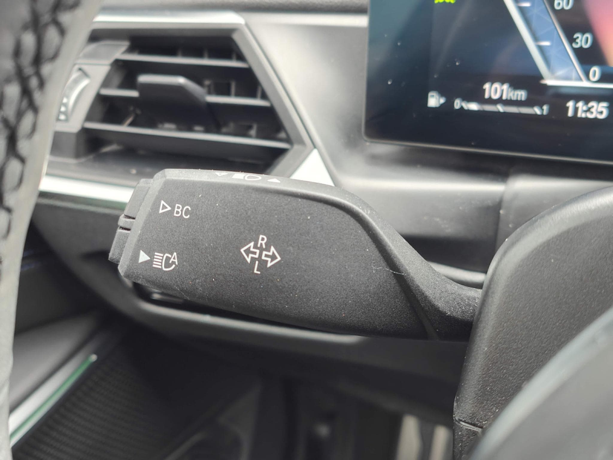 BMW 318 318iA PACK M CARPLAY GPS CAMERA SIEGES CHAUFFANTS (2023) - Foto 17