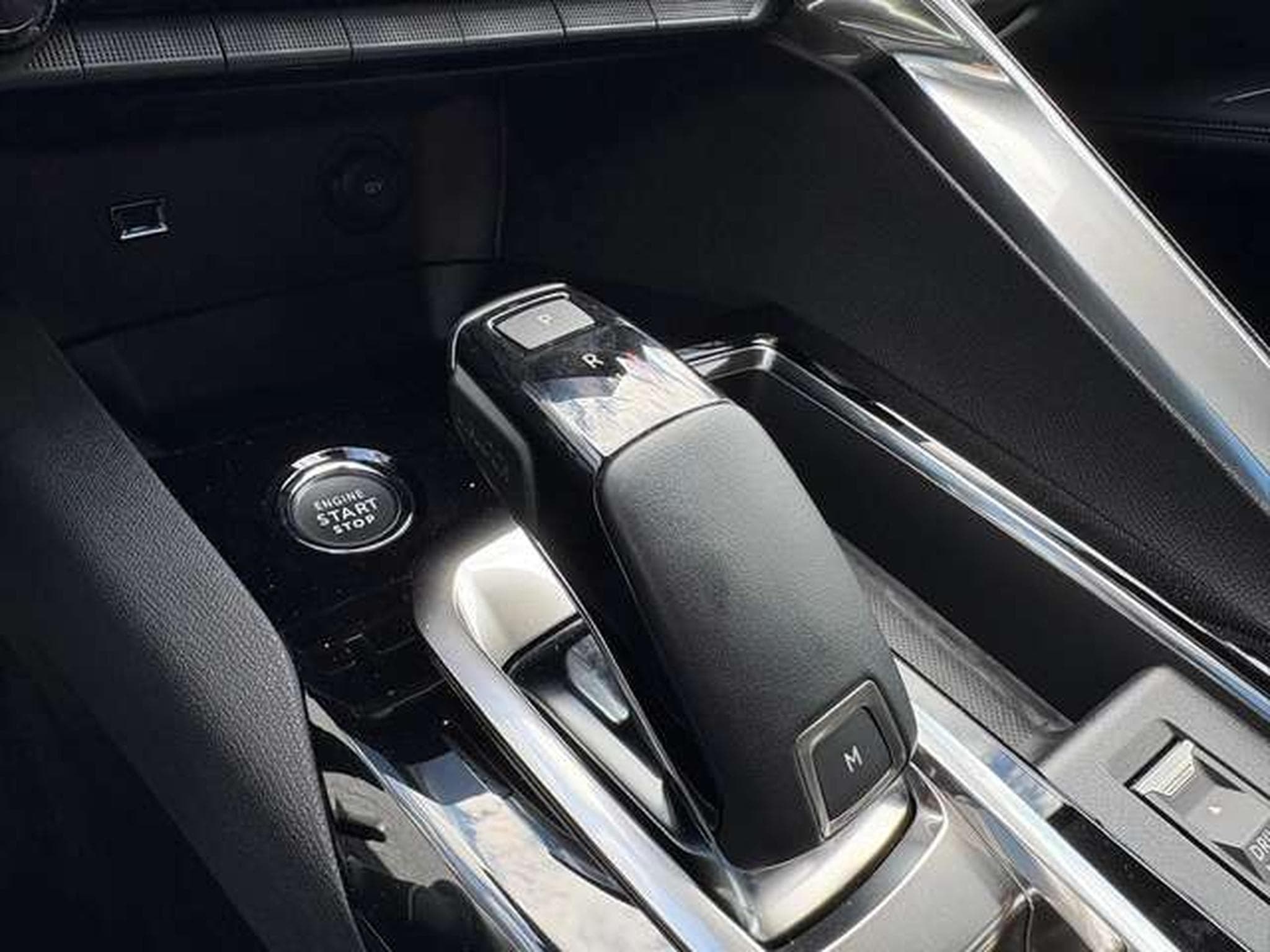 Peugeot 3008 3008 PureTech 130EAT8 allure pack (2023) - Photo 13