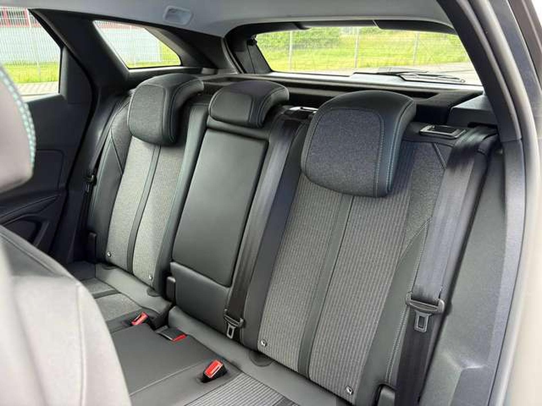 Peugeot 3008 3008 PureTech 130EAT8 allure pack (2023) - Photo 6