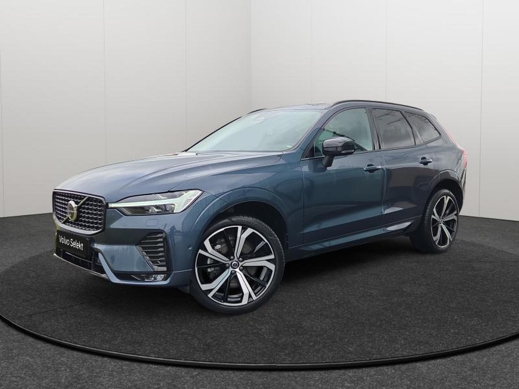 Volvo XC60 B4 Plus Dark / Essence (2024) - Photo 1