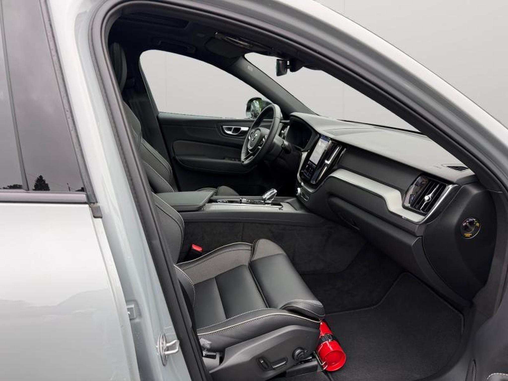 Volvo XC60 T6 Plus Dark / Hybride KIT HIVER INCLUS (2025) - Foto 15