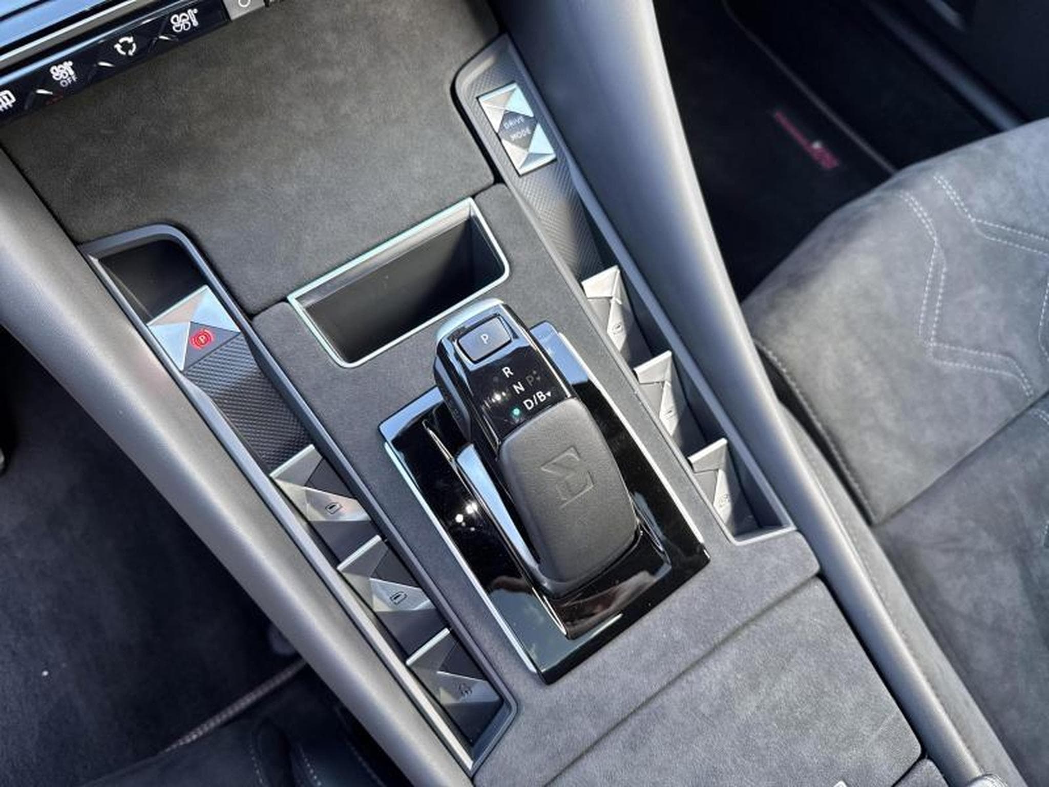 DS Automobiles DS9 9 Performance Line + (2024) - Photo 19