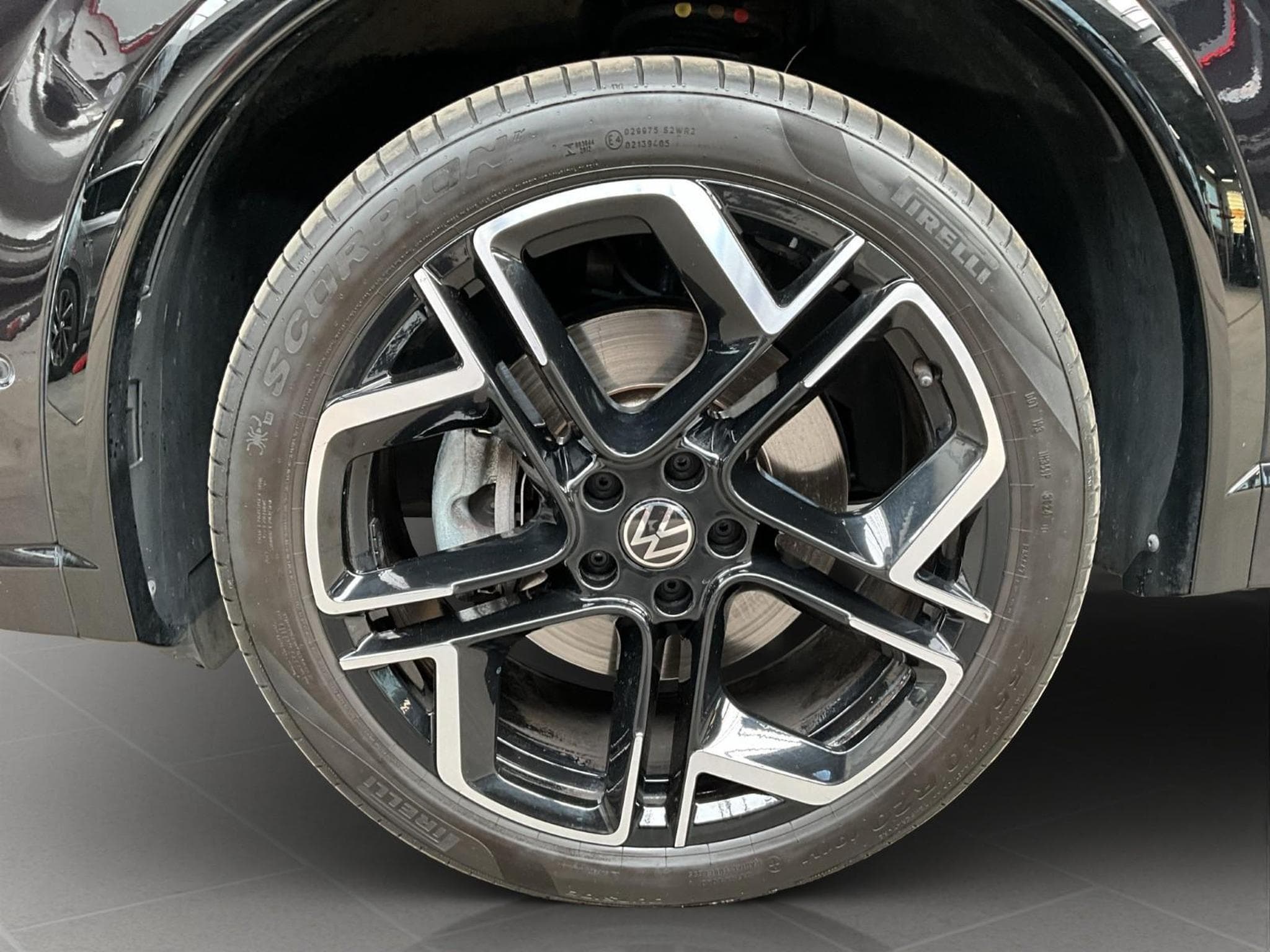 VW Tiguan R-Line+DSG+Black-Style+4M+Pano+AHK+IQ-Drive (2025) - Foto 8