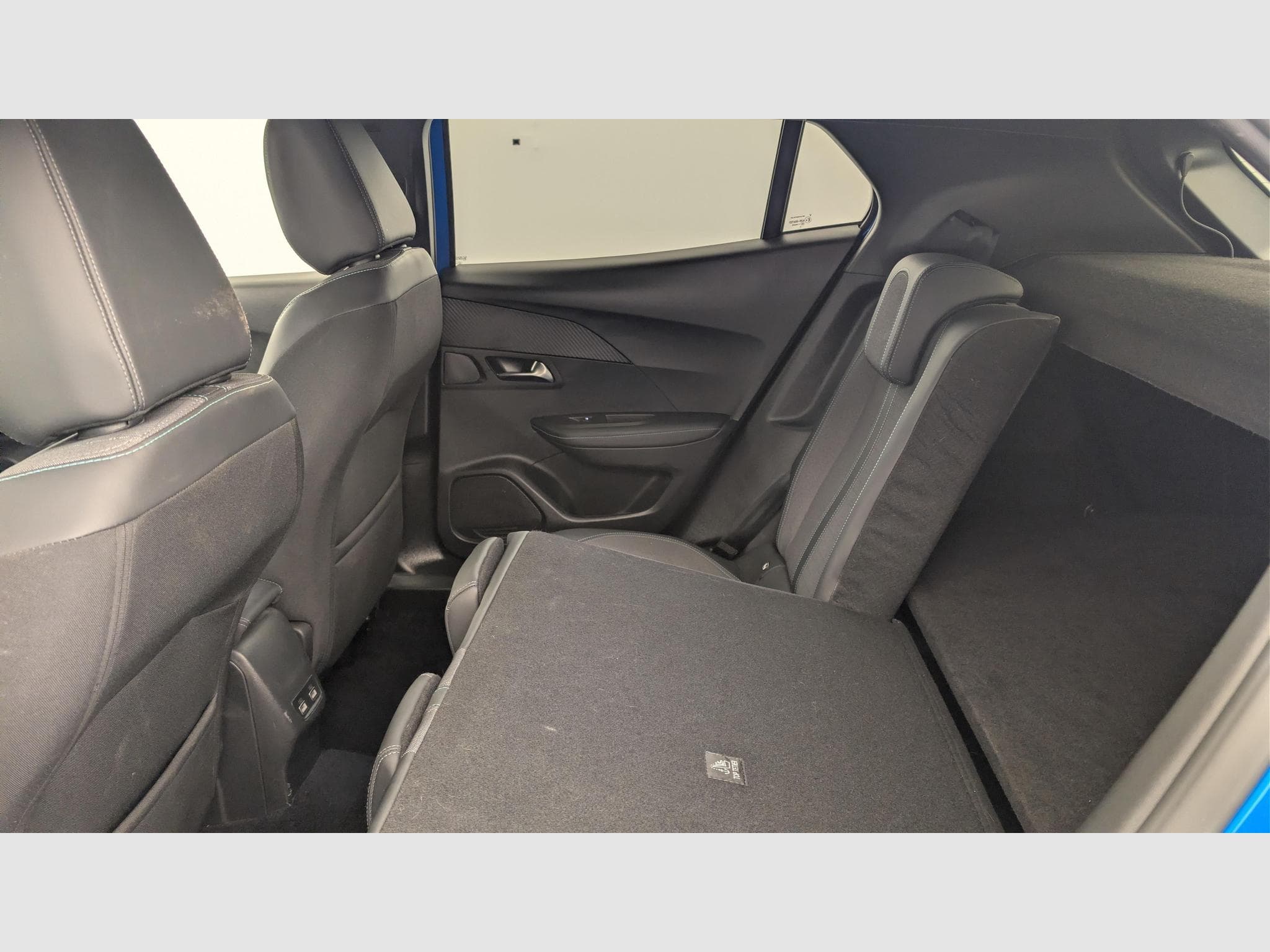 Peugeot 2008 PureTech 130 S&S BVM6 Allure Pack (2023) - Photo 12
