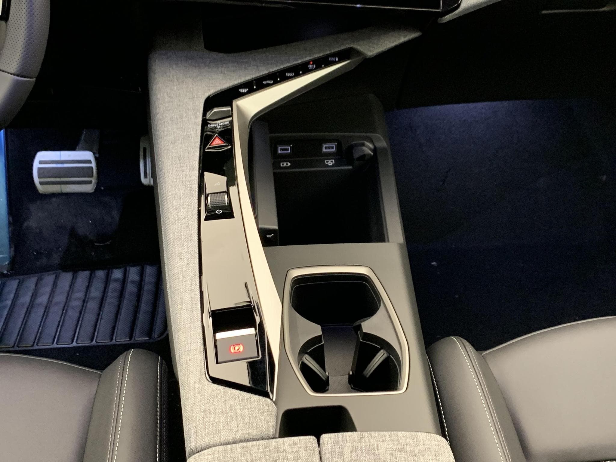 Peugeot 5008 HYBRID 145CH E-DCS6 GT (2026) - Photo 17