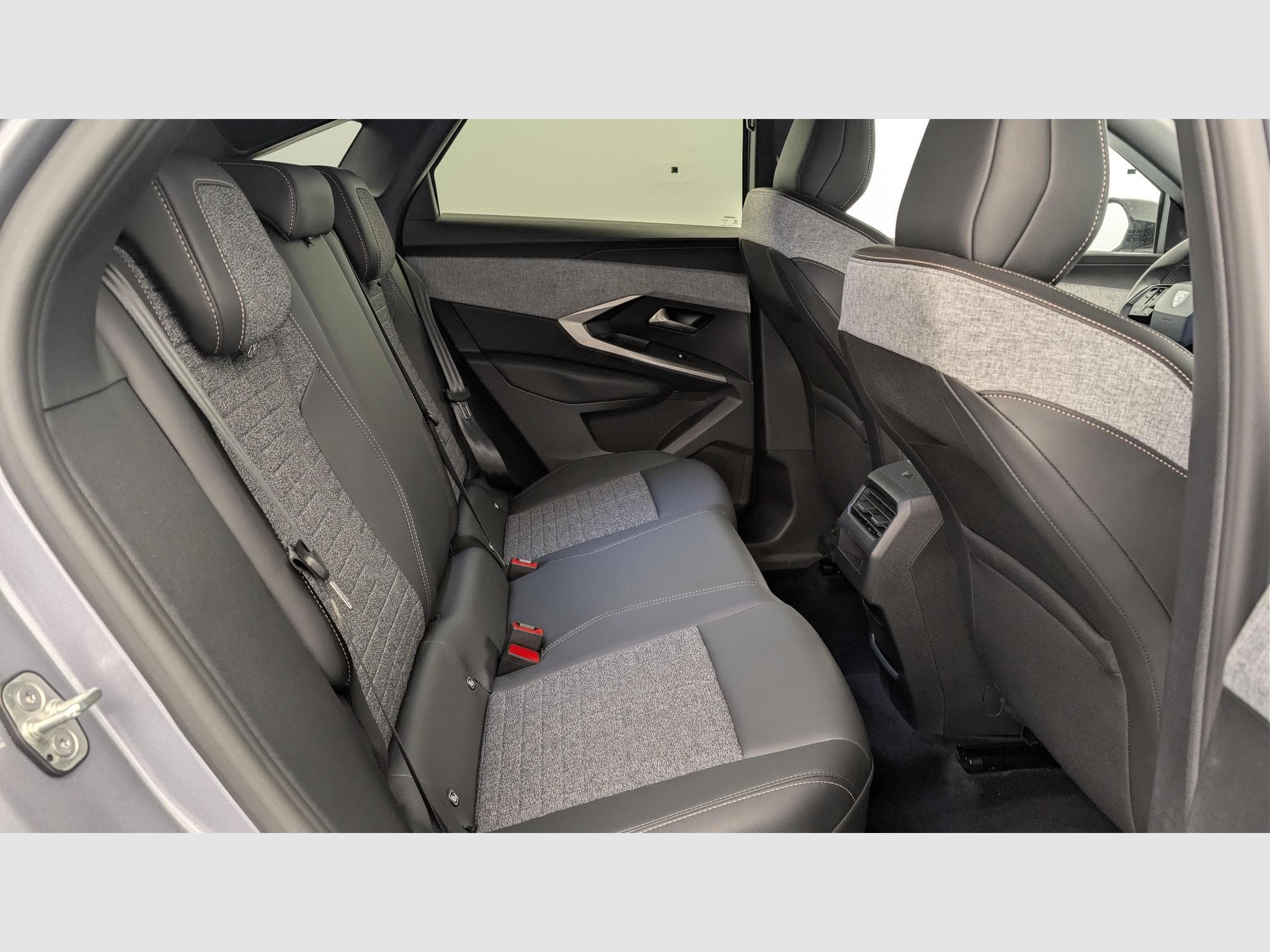 Peugeot 3008 Hybrid 145 e-DCS6 Allure (2025) - Photo 10