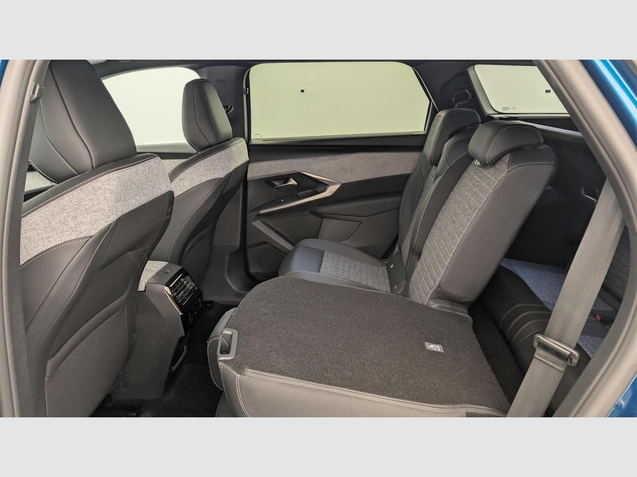 Peugeot 5008 HYBRID 145 CH E-DCS6 ALLURE (2025) - Photo 12