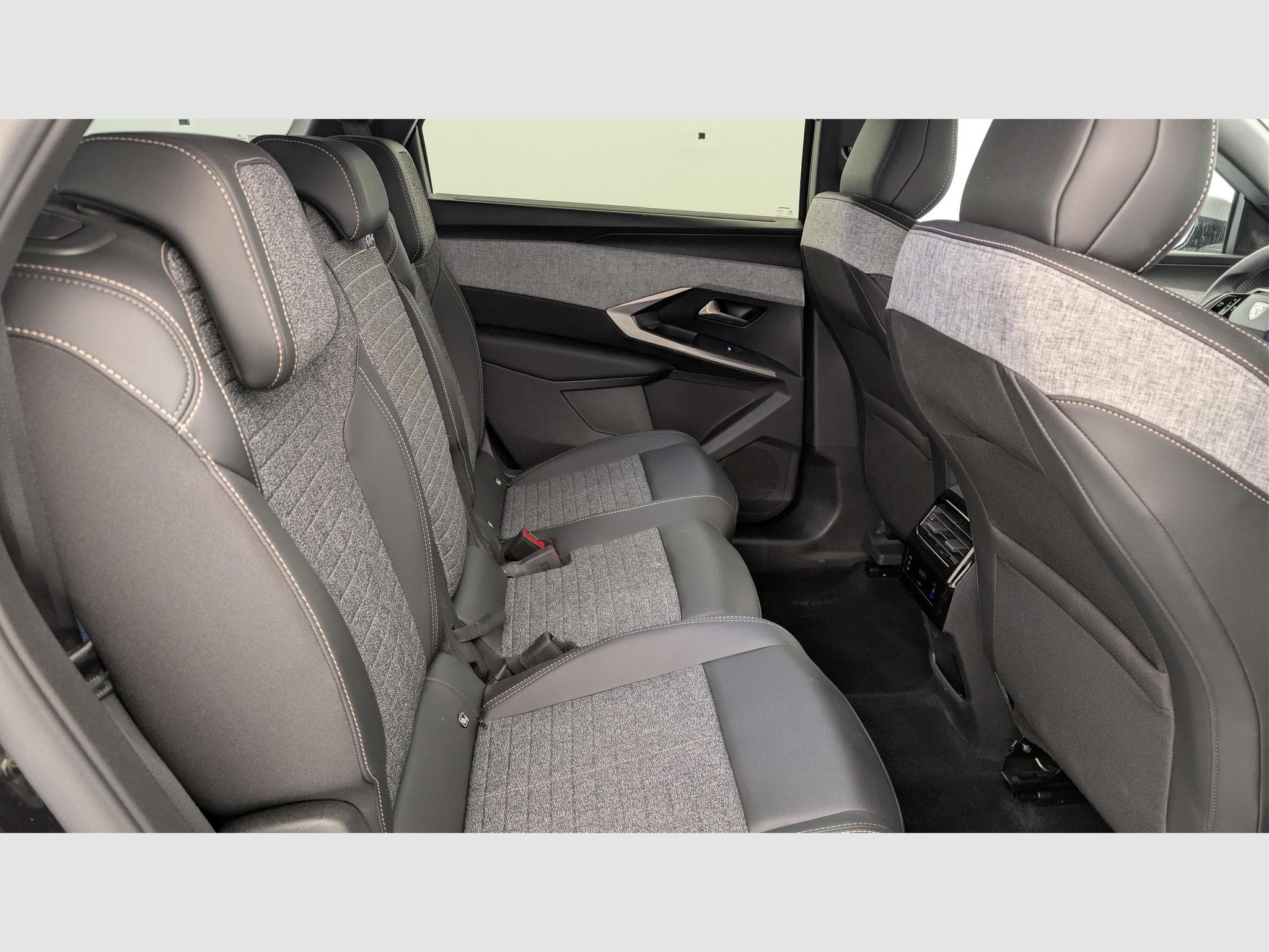 Peugeot 5008 HYBRID 145 CH E-DCS6 ALLURE (2025) - Photo 10