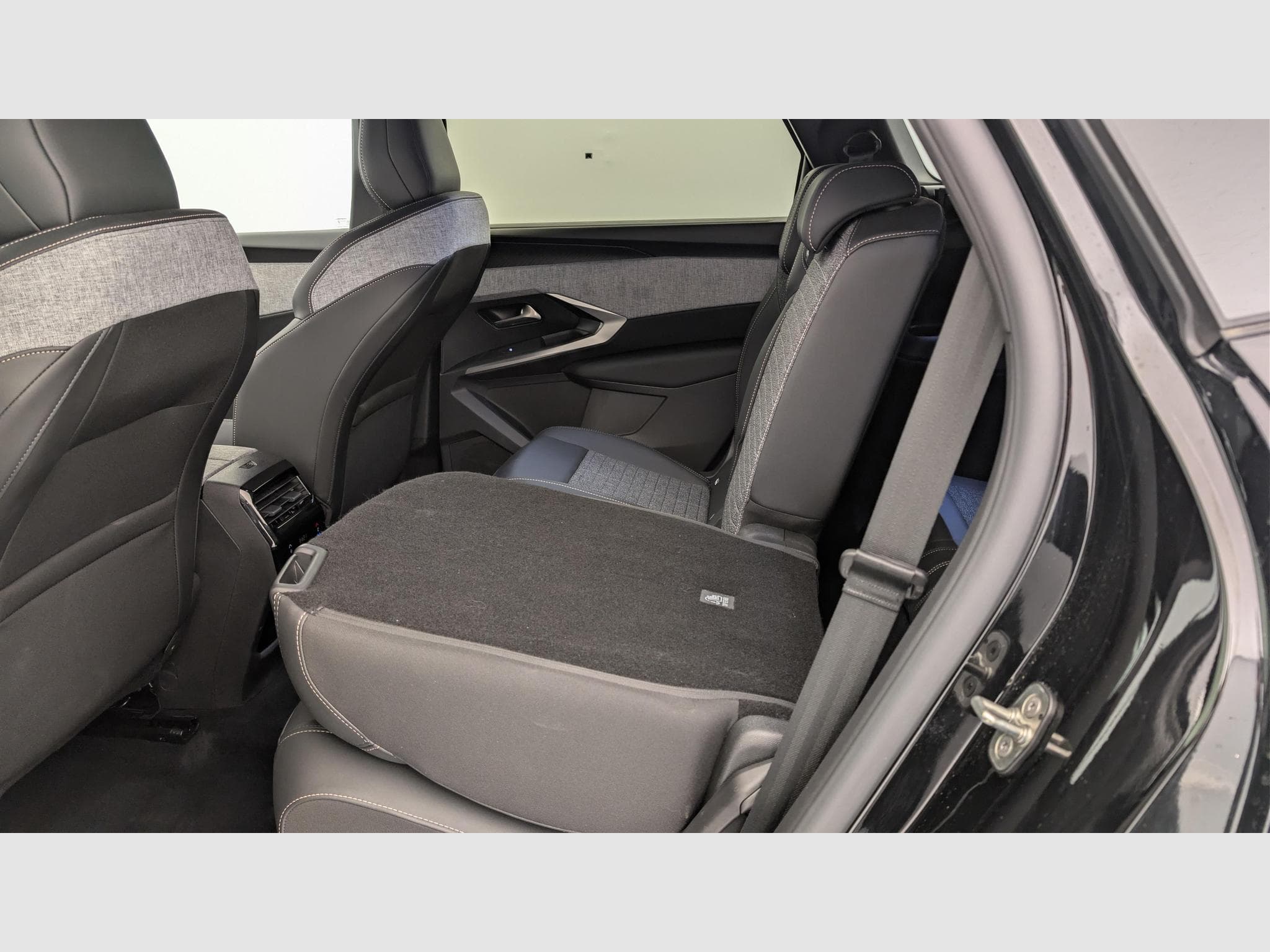 Peugeot 5008 HYBRID 145 CH E-DCS6 ALLURE (2025) - Photo 12