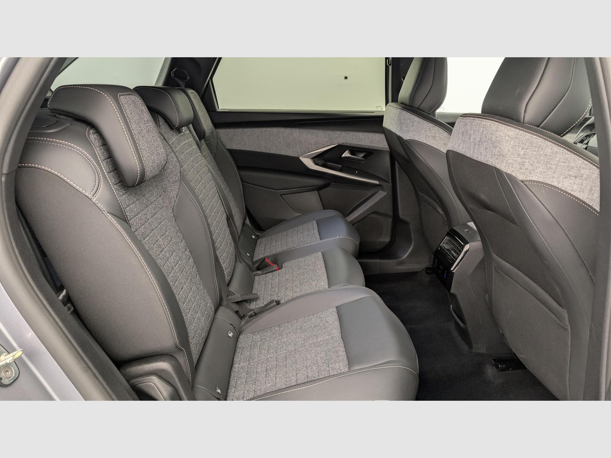 Peugeot 5008 HYBRID 145 CH E-DCS6 ALLURE (2025) - Photo 8