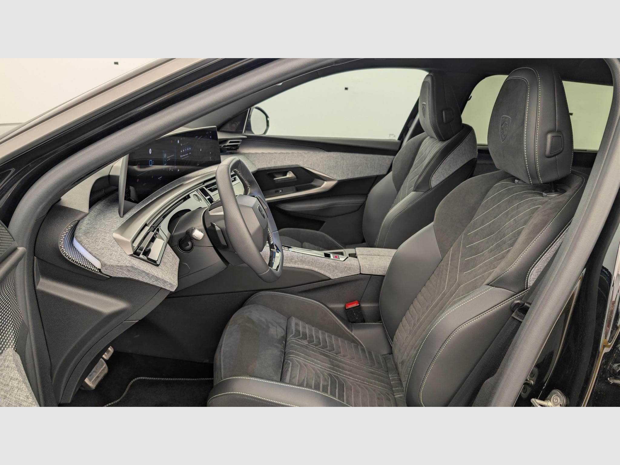 Peugeot 5008 HYBRID 145CH E-DCS6 GT (2025) - Photo 16