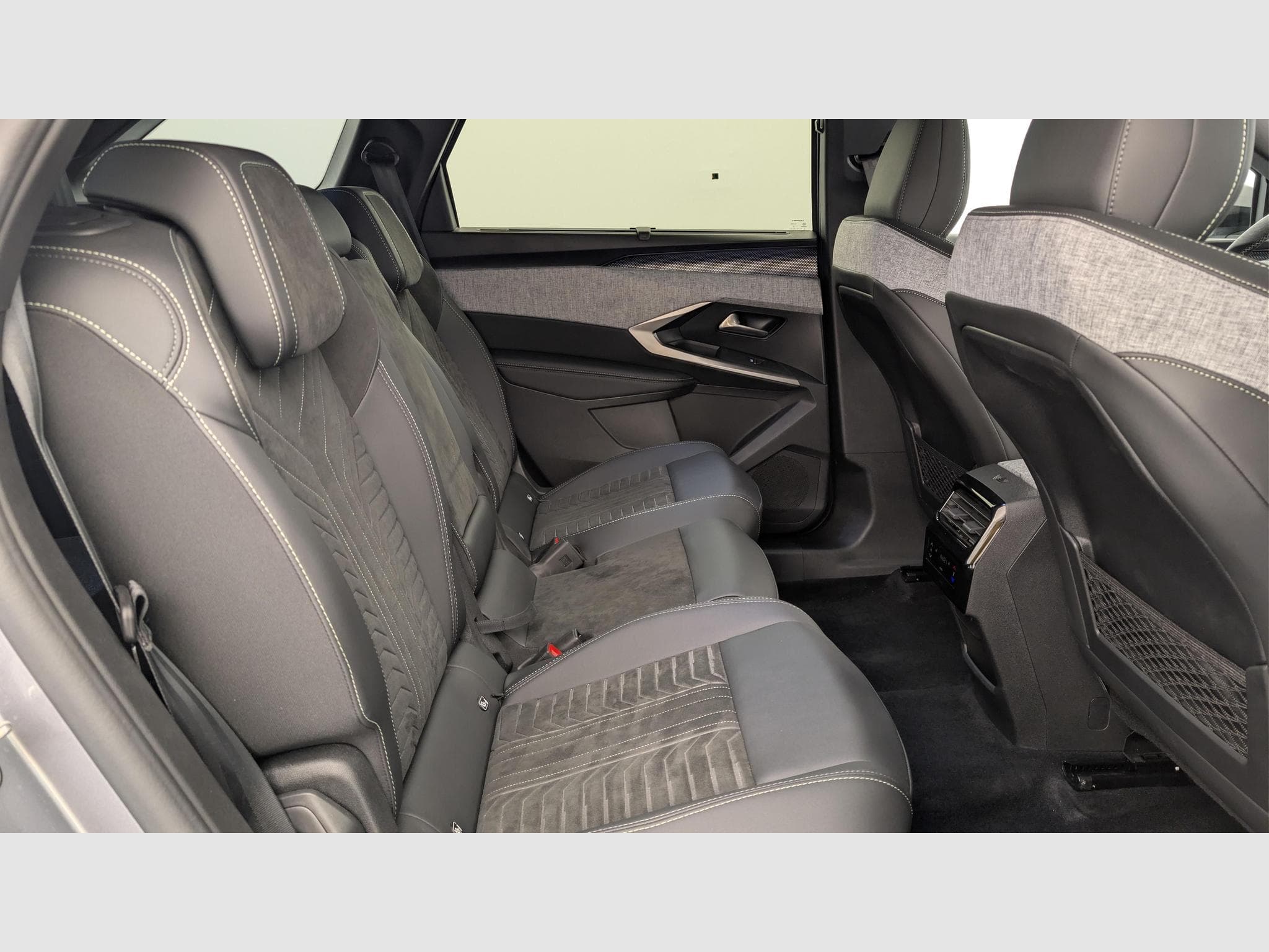 Peugeot 5008 HYBRID 145CH E-DCS6 GT (2025) - Photo 10