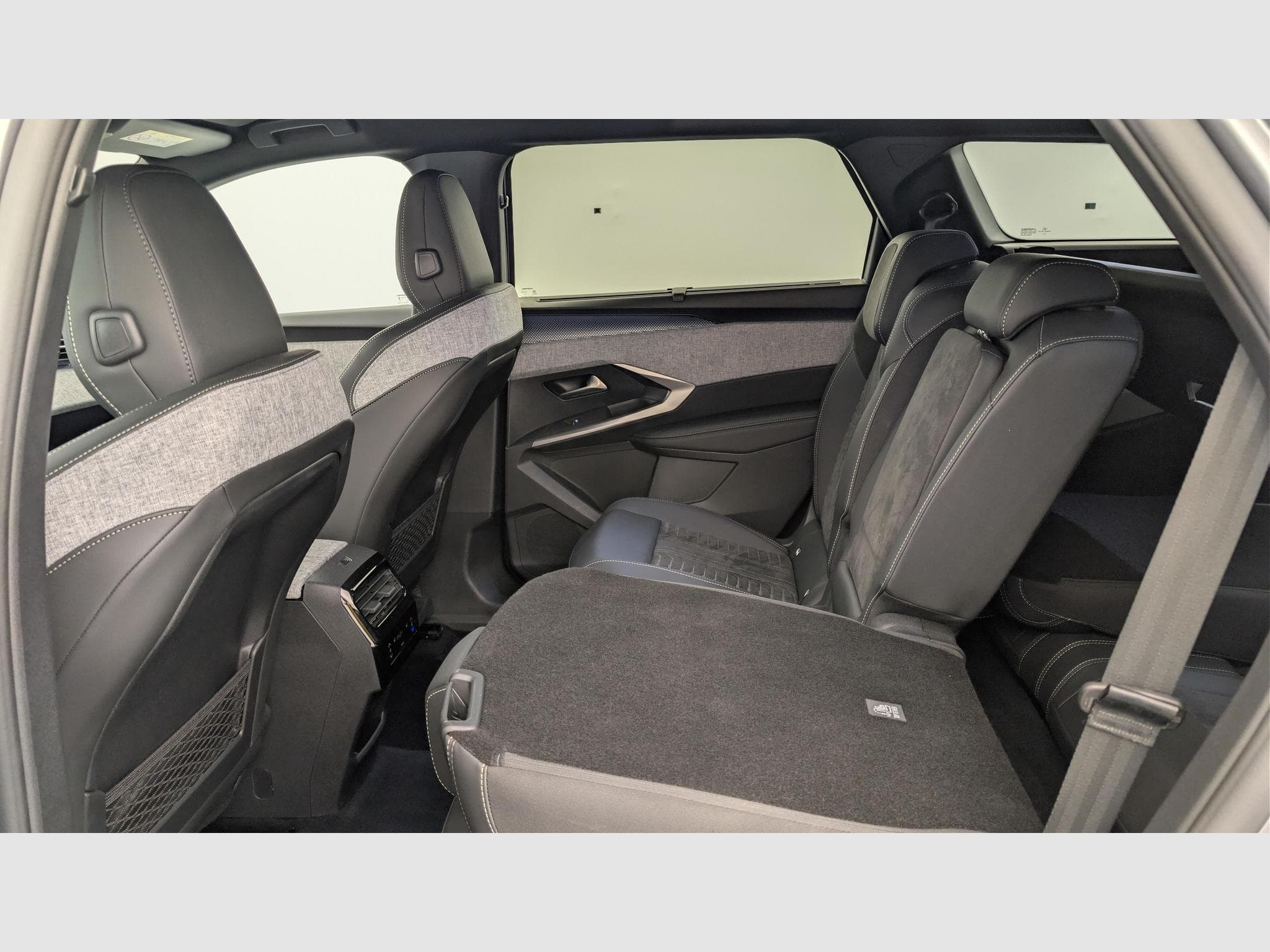 Peugeot 5008 HYBRID 145CH E-DCS6 GT (2025) - Photo 12