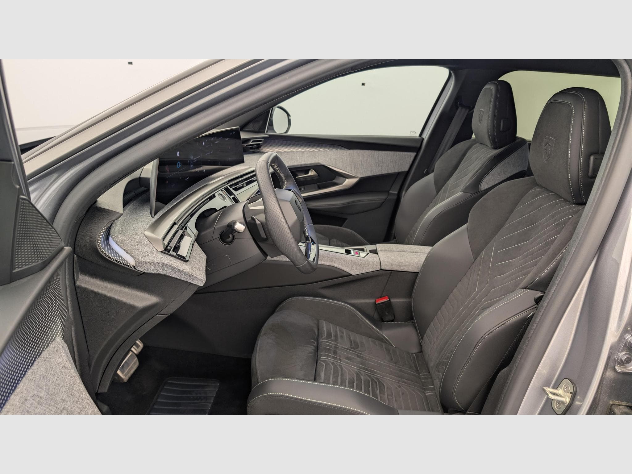 Peugeot 5008 HYBRID 145CH E-DCS6 GT (2025) - Photo 16