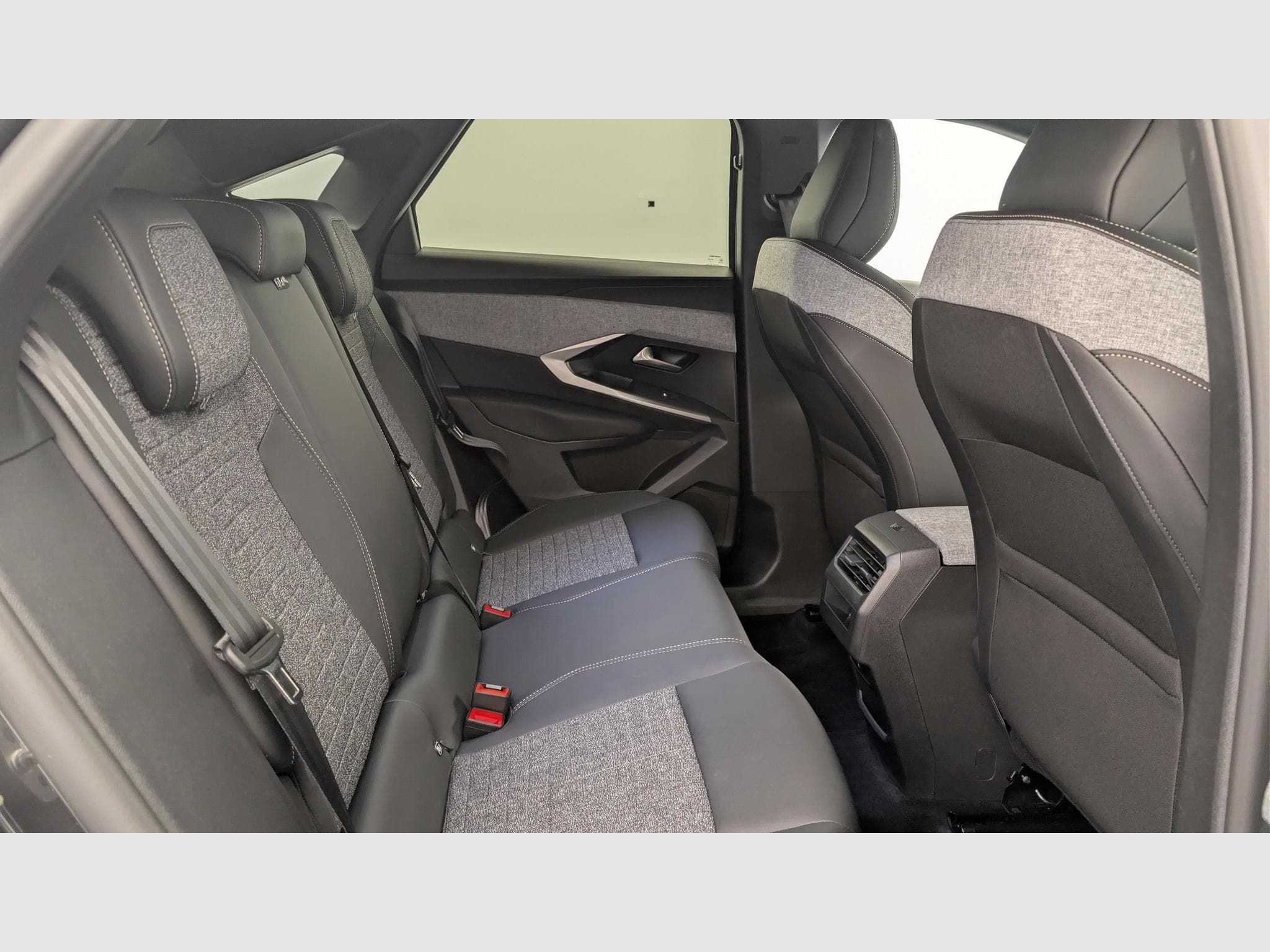 Peugeot 3008 Hybrid 145 e-DCS6 Allure (2025) - Photo 10