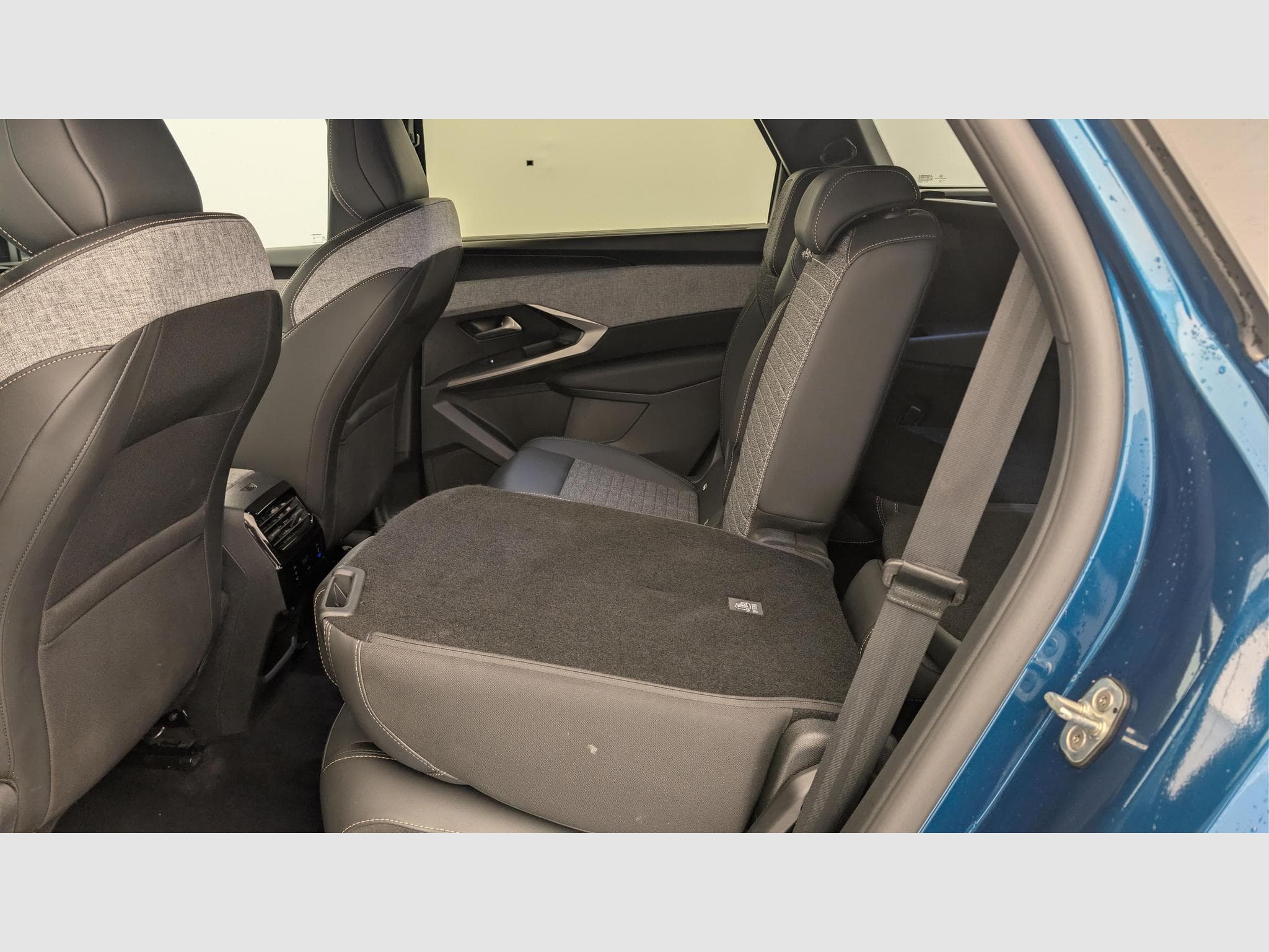 Peugeot 5008 HYBRID 145 CH E-DCS6 ALLURE (2025) - Photo 12