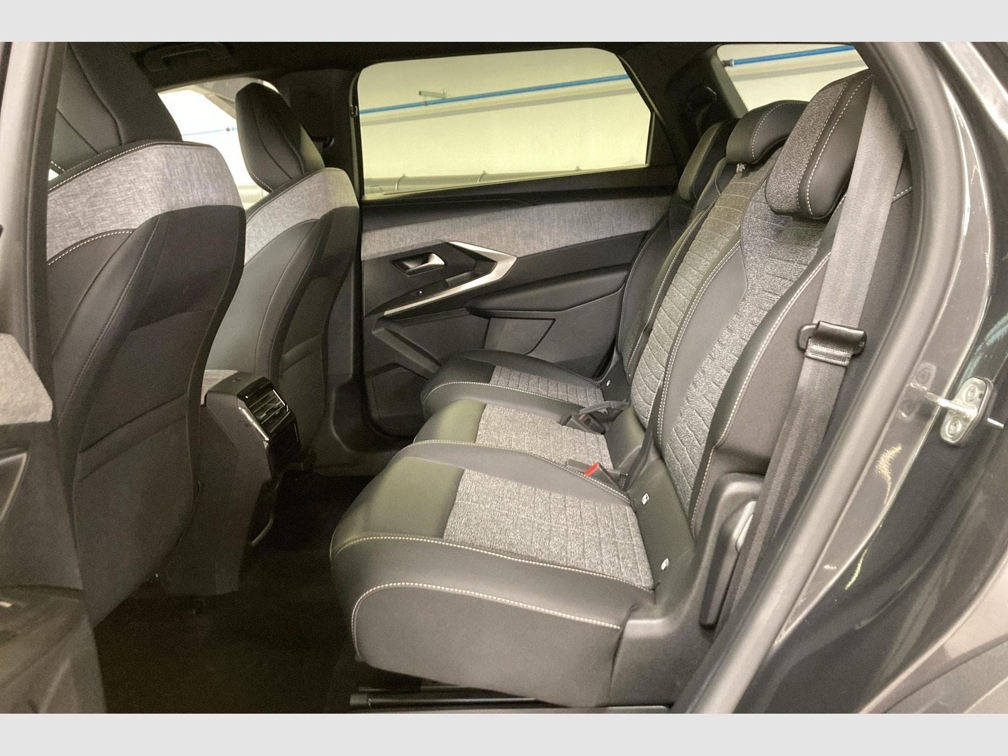 Peugeot 5008 Hybrid 136 e-DCS6 Allure (2025) - Photo 10