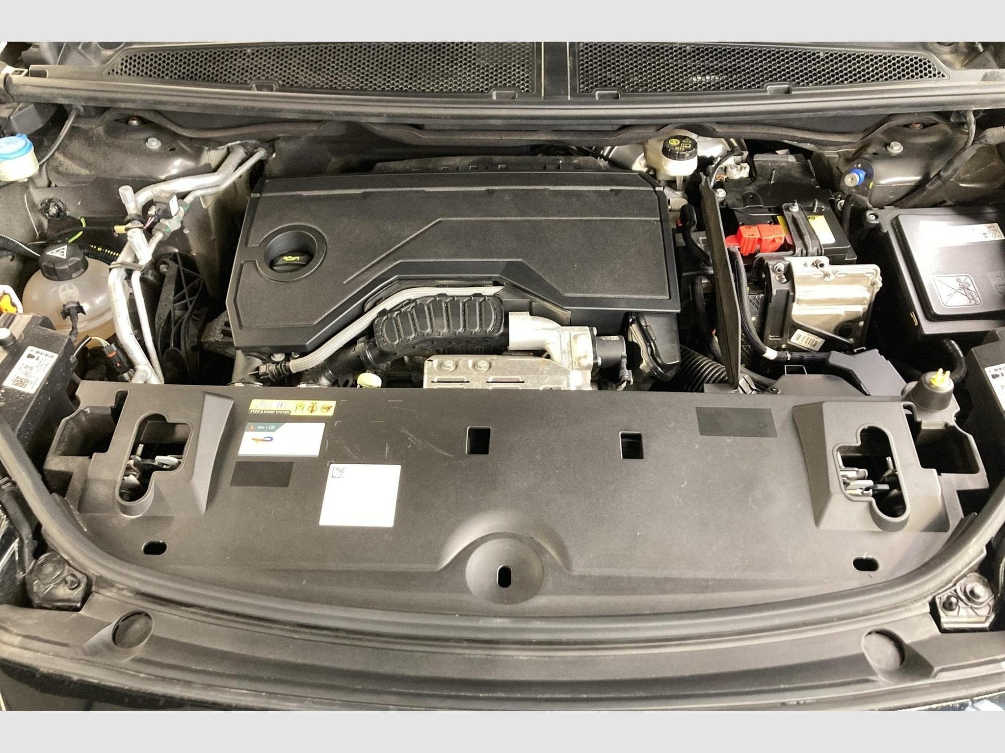 Peugeot 5008 Hybrid 136 e-DCS6 Allure (2025) - Photo 20