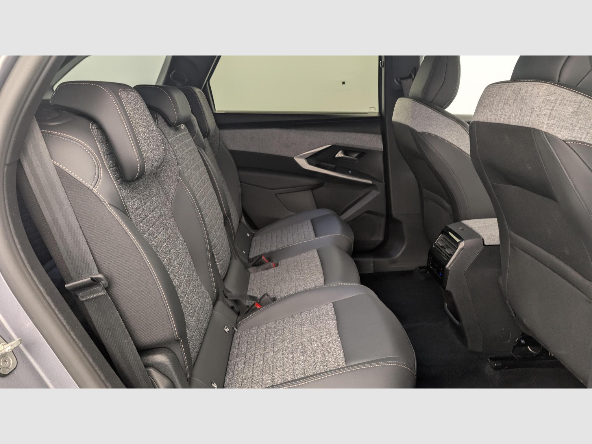 Peugeot 5008 Hybrid 136 e-DCS6 Allure (2025) - Photo 10