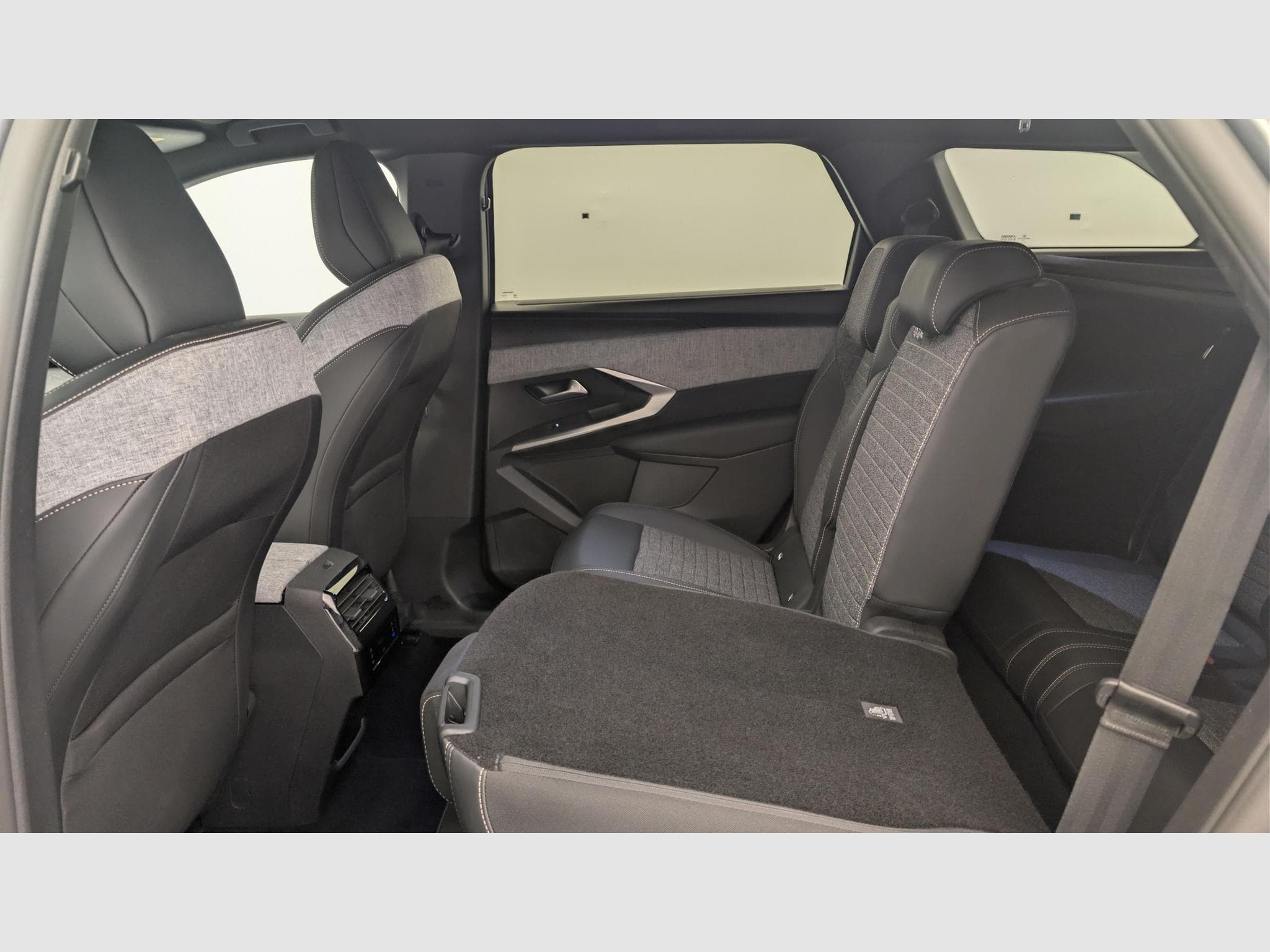 Peugeot 5008 Hybrid 136 e-DCS6 Allure (2025) - Photo 12