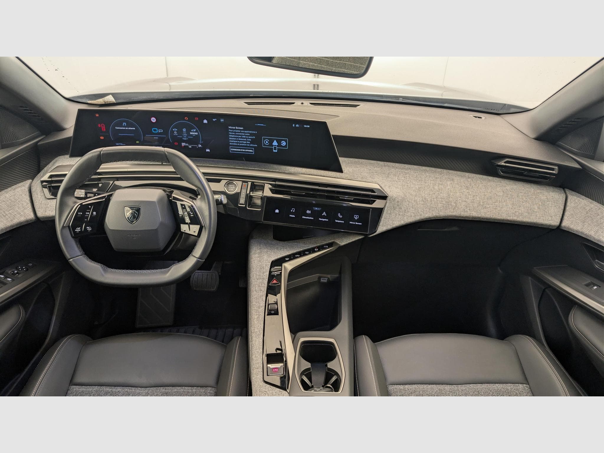 Peugeot 5008 Hybrid 136 e-DCS6 Allure (2025) - Photo 13