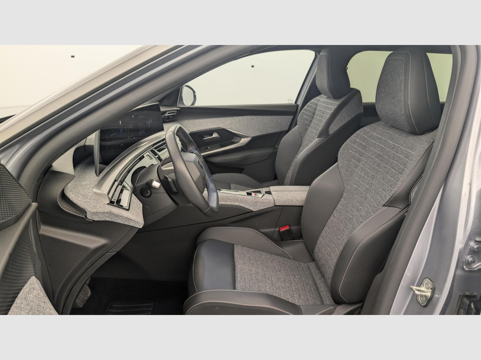 Peugeot 5008 Hybrid 136 e-DCS6 Allure (2025) - Photo 16
